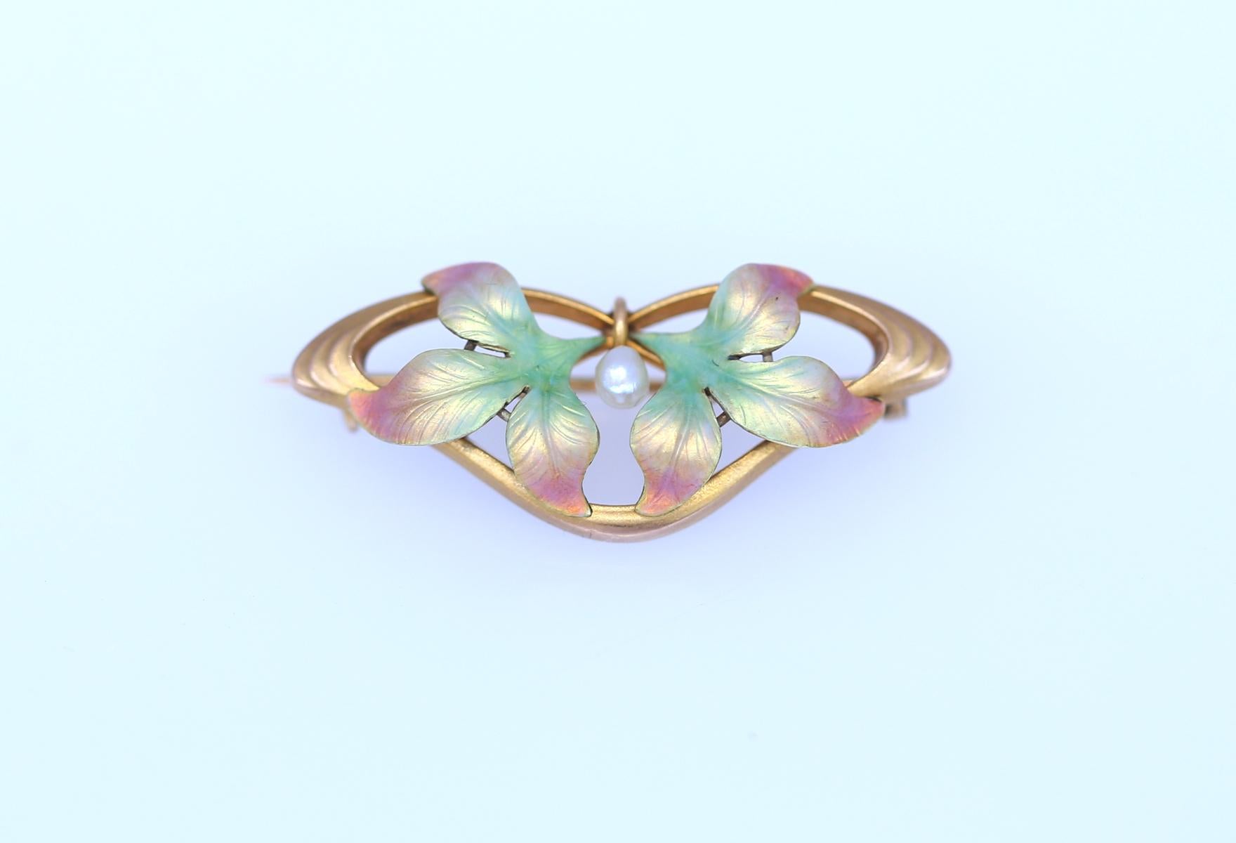 Art Nouveau Enamel And Pearl Brooch. 1920.
9 Karats  yellow gold, with two pink and green enamel leaves stemming from a single pearl surrounded by a stylised border of yellow gold, Stamped 9 Karat.Tiny and delicate item that emphasyse the late Art