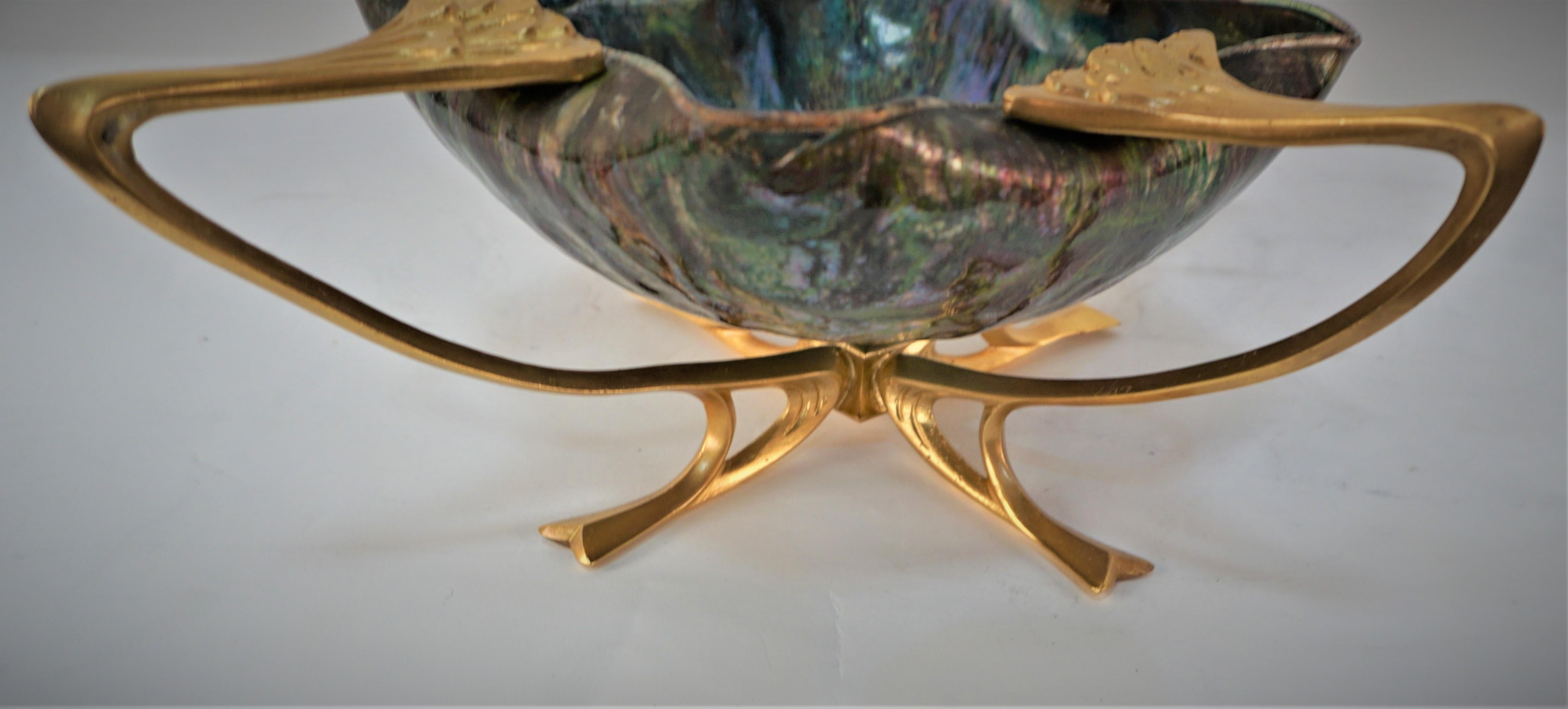 Art Nouveau vergoldeter Bronzesockel mit emaillierter Kupferschale in der Mitte.