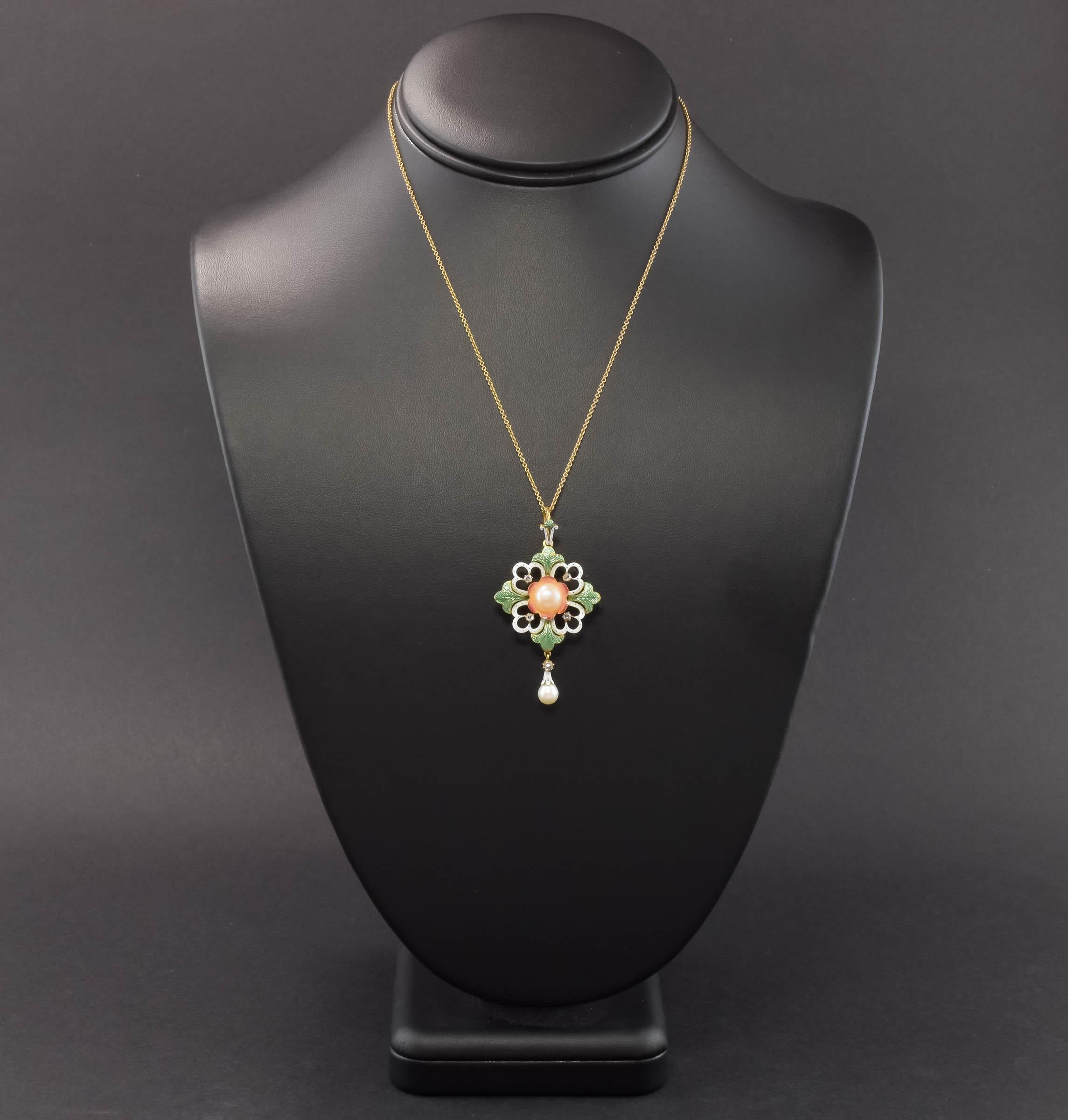 Ce collier est un pendentif - broche en émail d'époque Art Nouveau magnifiquement détaillé.  Sertie de diamants taillés en rose et de perles, cette pièce à motif floral/foliacé offre élégance, finesse d'exécution et polyvalence.  (le fermoir