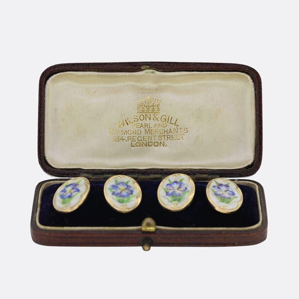 Il s'agit d'une paire de boutons de manchette à maillons en or rose 18ct de la période Art Nouveau. Les boutons de manchette sont émaillés de jolies fleurs d'iris bleu violet, sur un fond blanc. L'émail est merveilleusement détaillé et les boutons