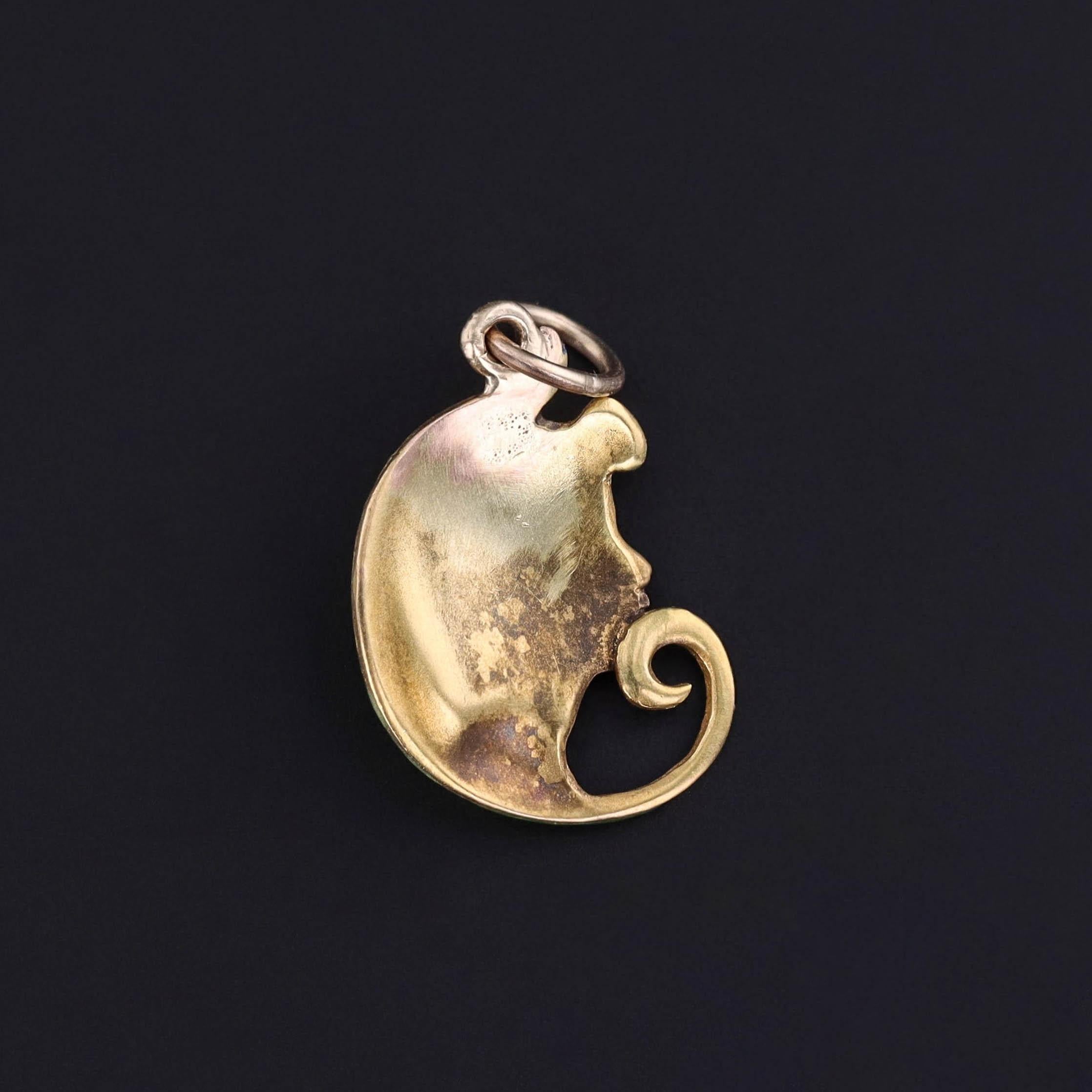 Taglio rotondo Art Nouveau Enamel Lady Charm of 14k Gold in vendita