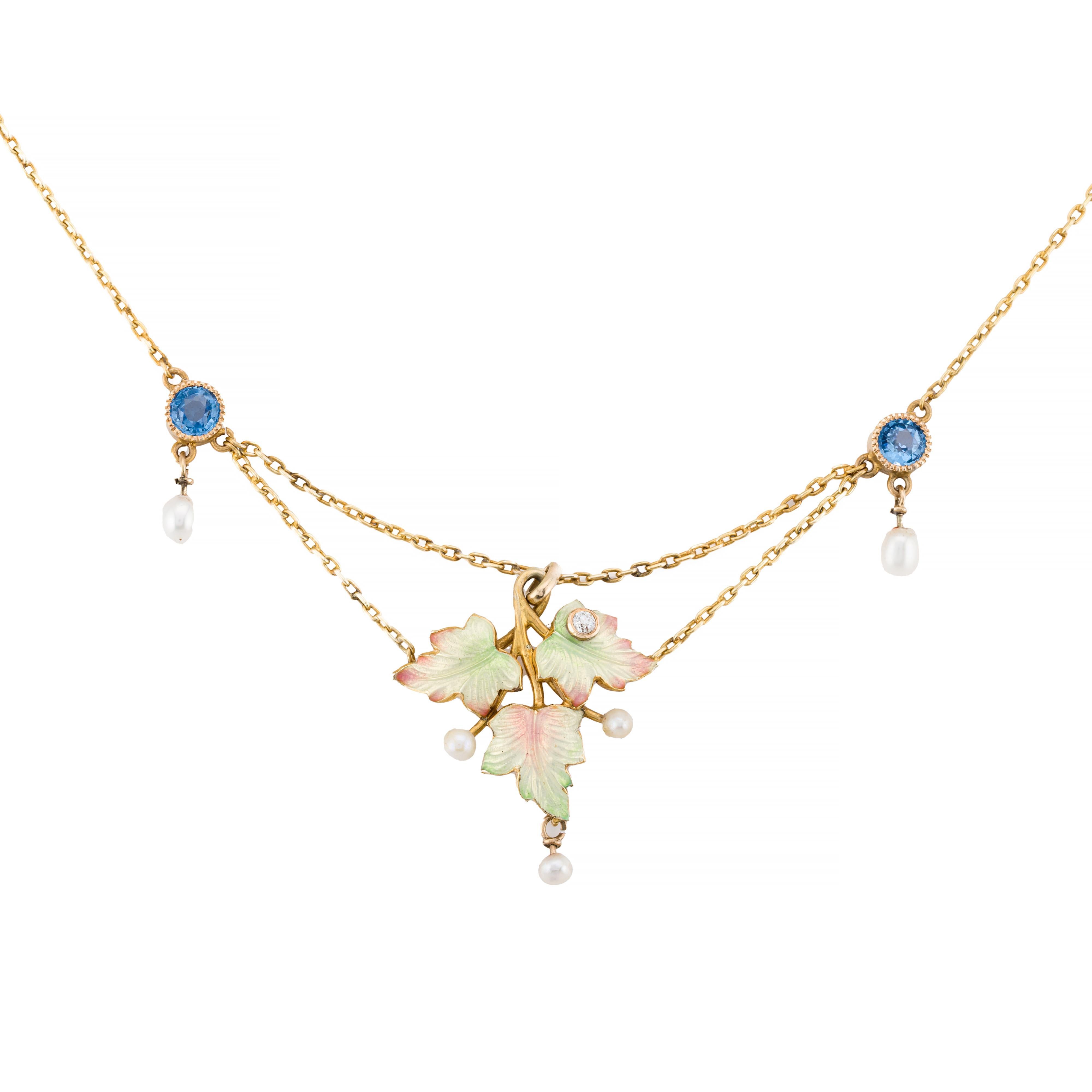 Aston Estate Jewelry presenta:

Una squisita collana a pettorina in stile Art Nouveau del 1900, realizzata negli Stati Uniti. Questo pezzo notevole presenta un motivo centrale di foglie delicatamente smaltate, ornate da perle naturali. La collana è