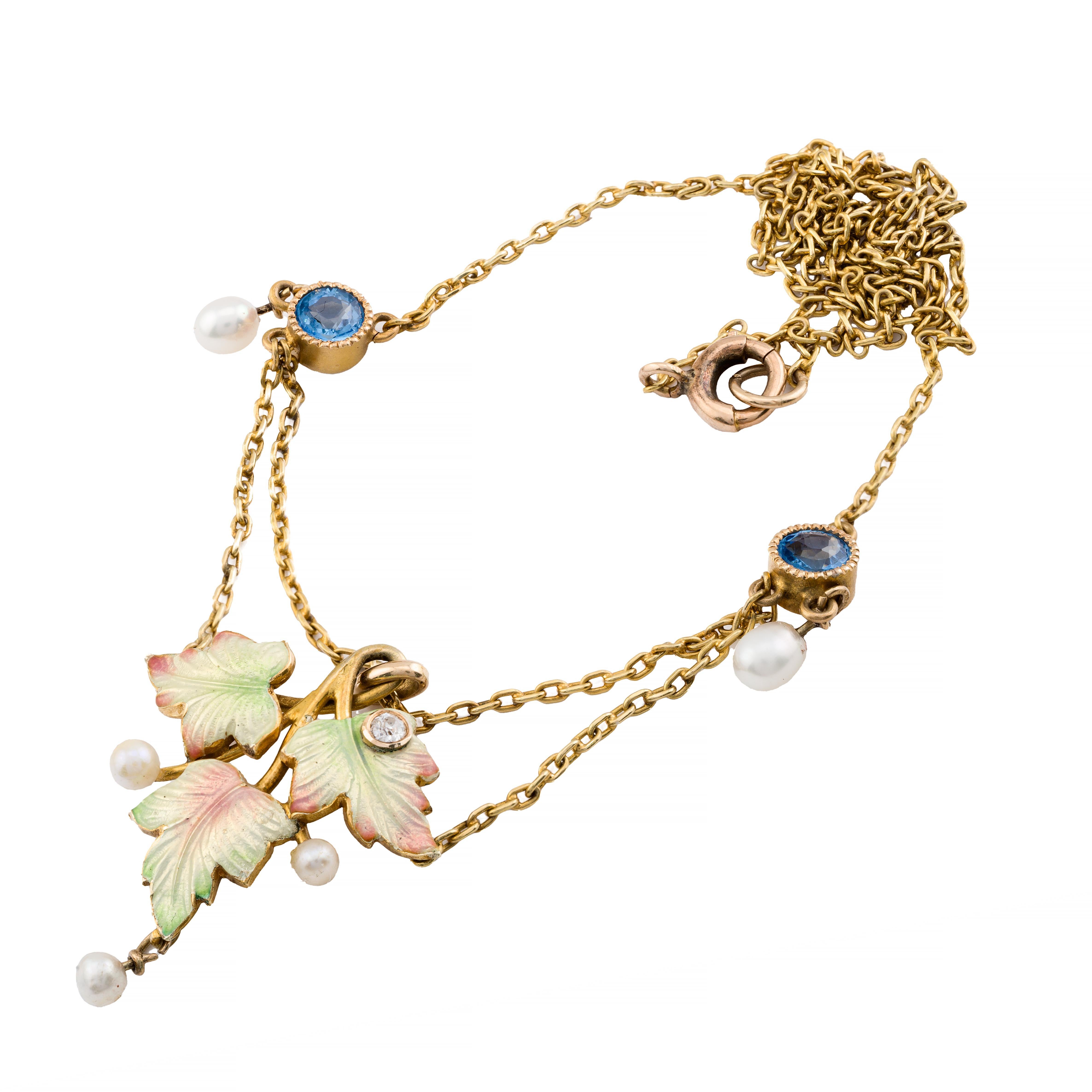 Donna Collana Art Nouveau con motivo a foglie smaltate, zaffiro Yogo e festone di diamanti in vendita