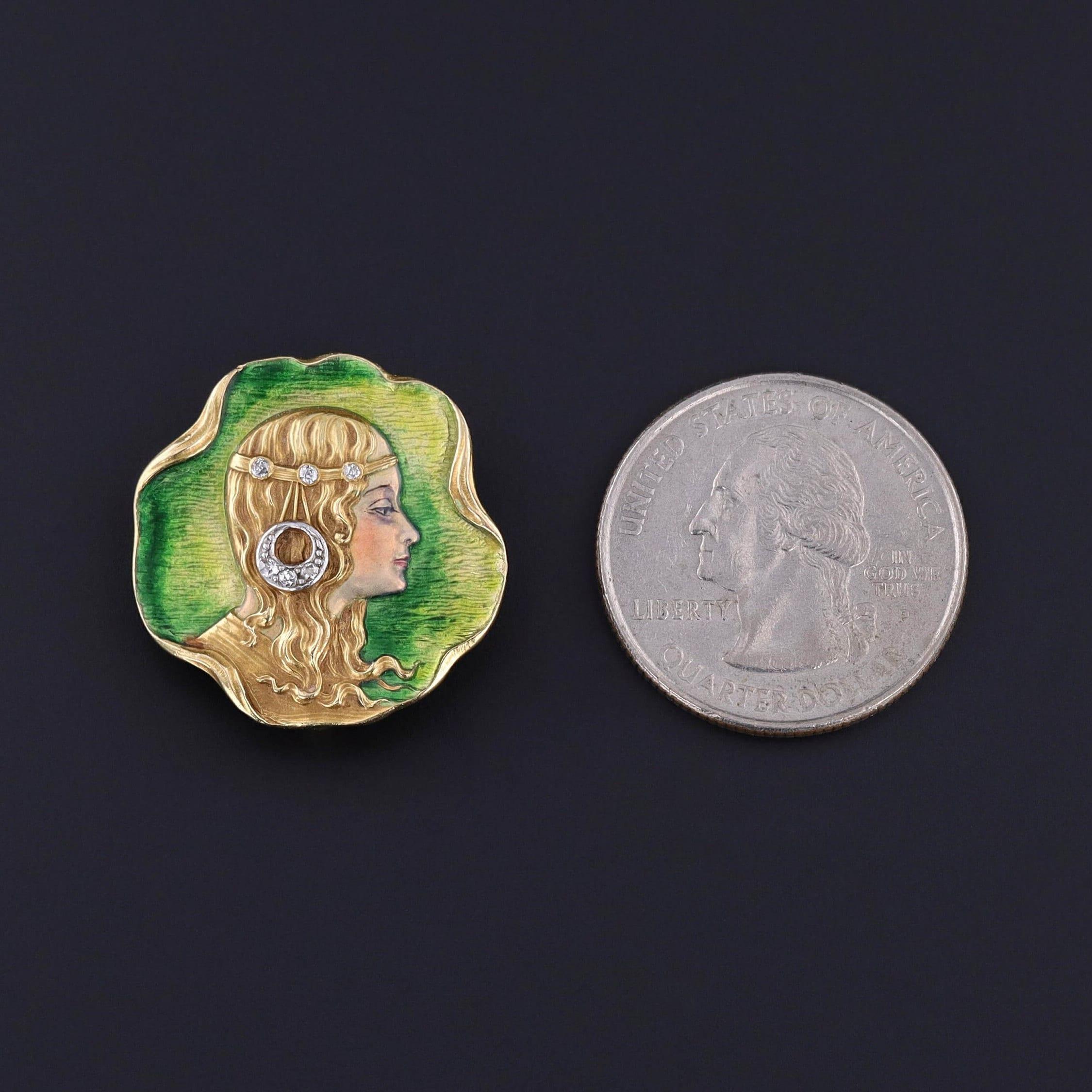 Broche ancienne en émail pour femme : Cette broche ancienne en or 18 carats et émail irisé (vers 1900-1910) représente une femme avec une coiffe de diamants. La broche porte la marque du célèbre fabricant américain Whiteside & Blank de Newark,