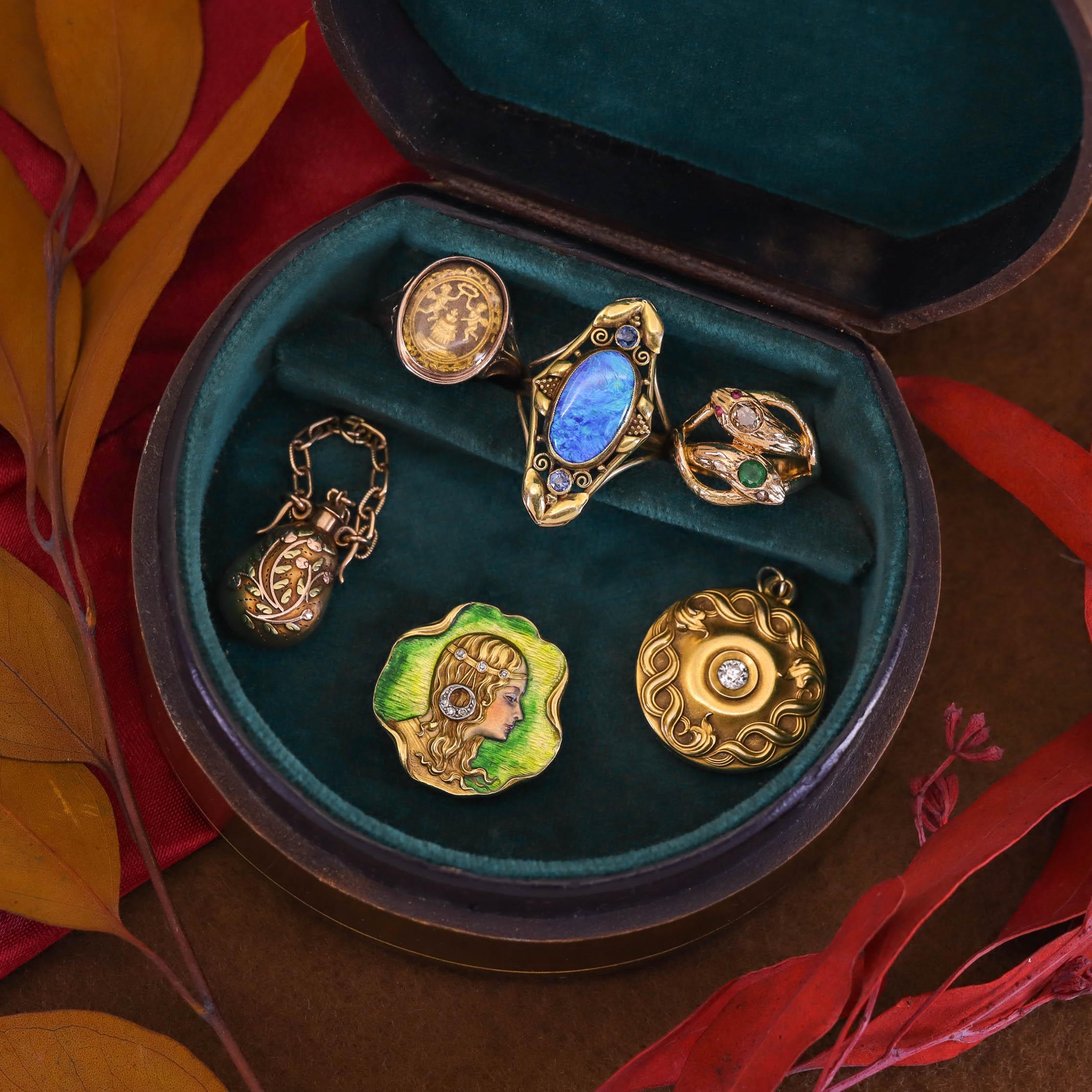 Art Nouveau Broche Femme en émail Or 18k en vente 1