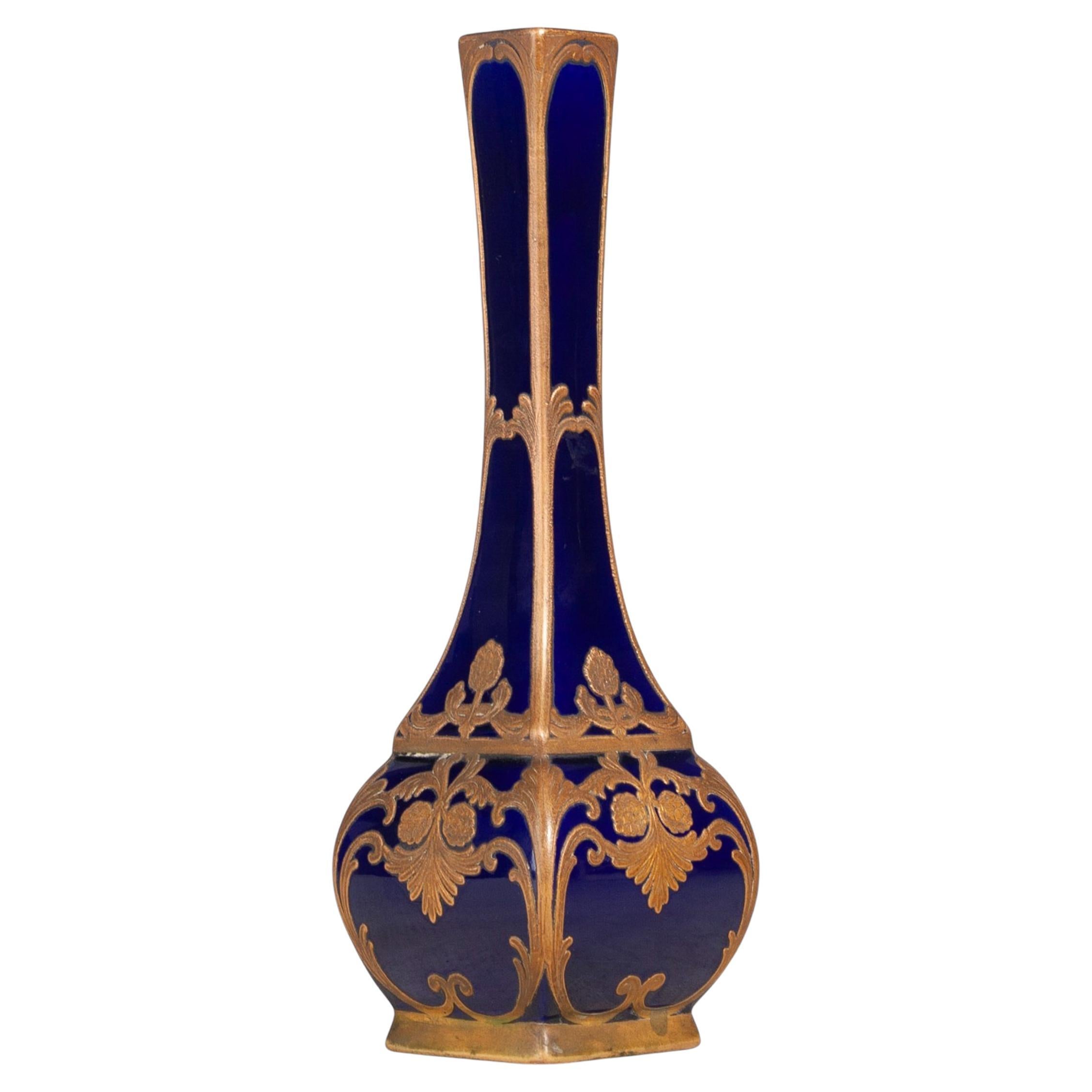 Vase en porcelaine de Sèvres émaillée et dorée bleu Art Nouveau par Paul Milet, France