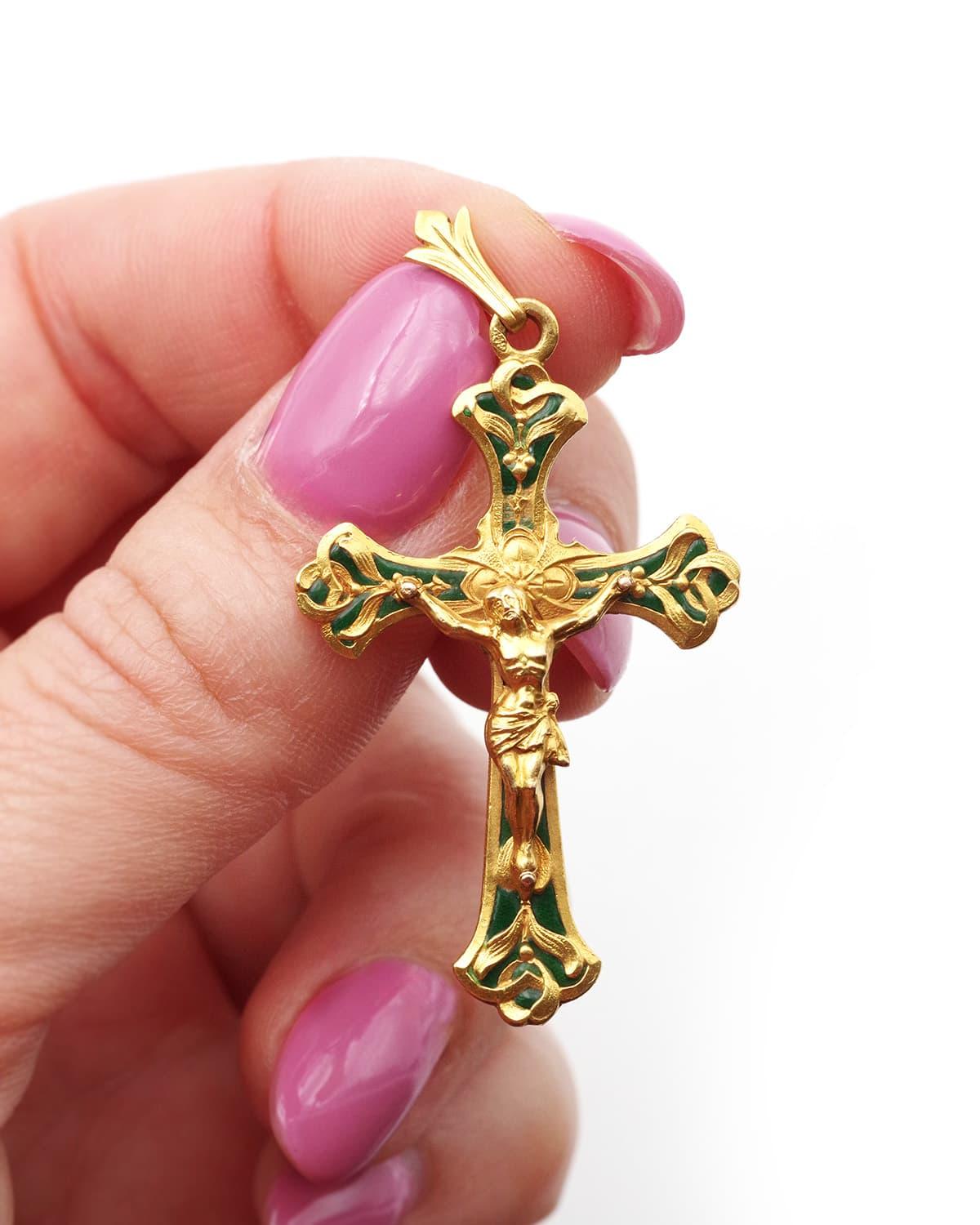 Pendentif croix émaillée Art Nouveau en or 18 carats. Pendentif Art nouveau avec un relief très détaillé du Christ en croix sur un fond d'émail vert décoré de feuilles de gui. Pendentif Art nouveau, vers 1900.

Poinçons d'orfèvre et poinçons