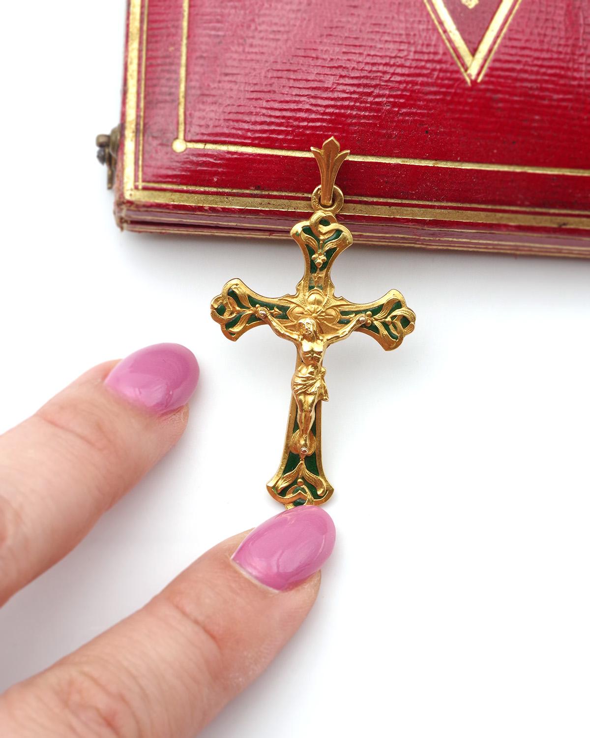 Art nouveau Pendentif croix émaillée Art Nouveau en or 18k, gui, émail doré en vente