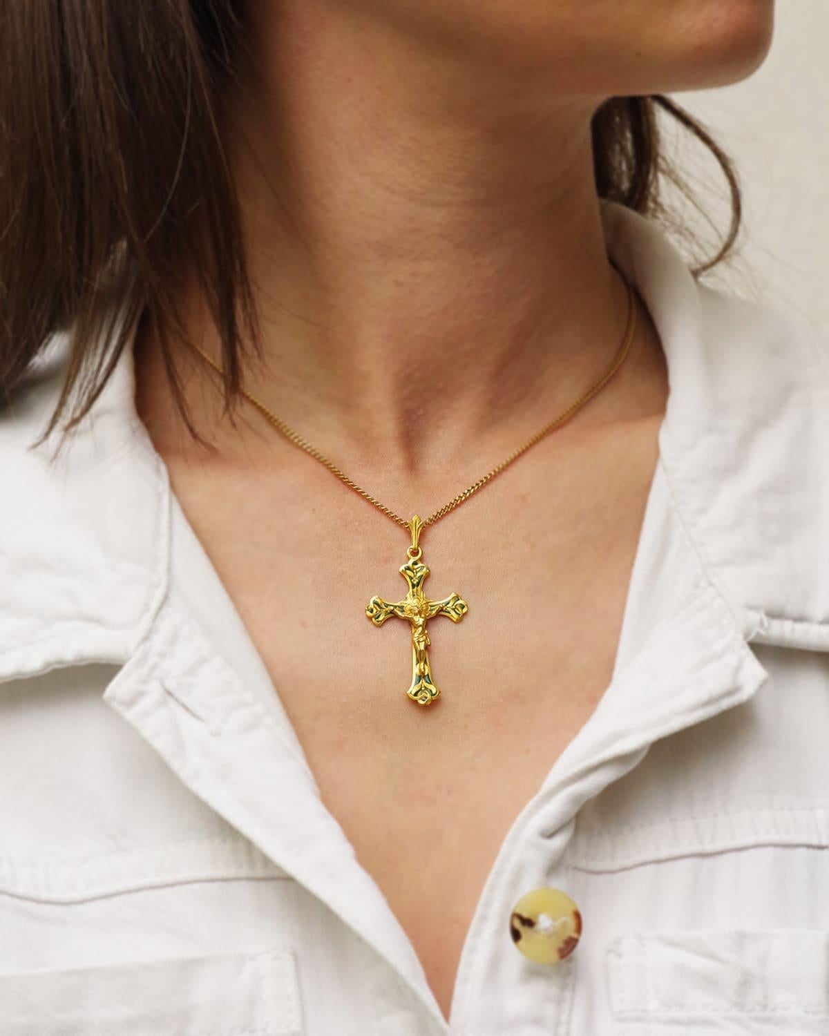 Pendentif croix émaillée Art Nouveau en or 18k, gui, émail doré Unisexe en vente
