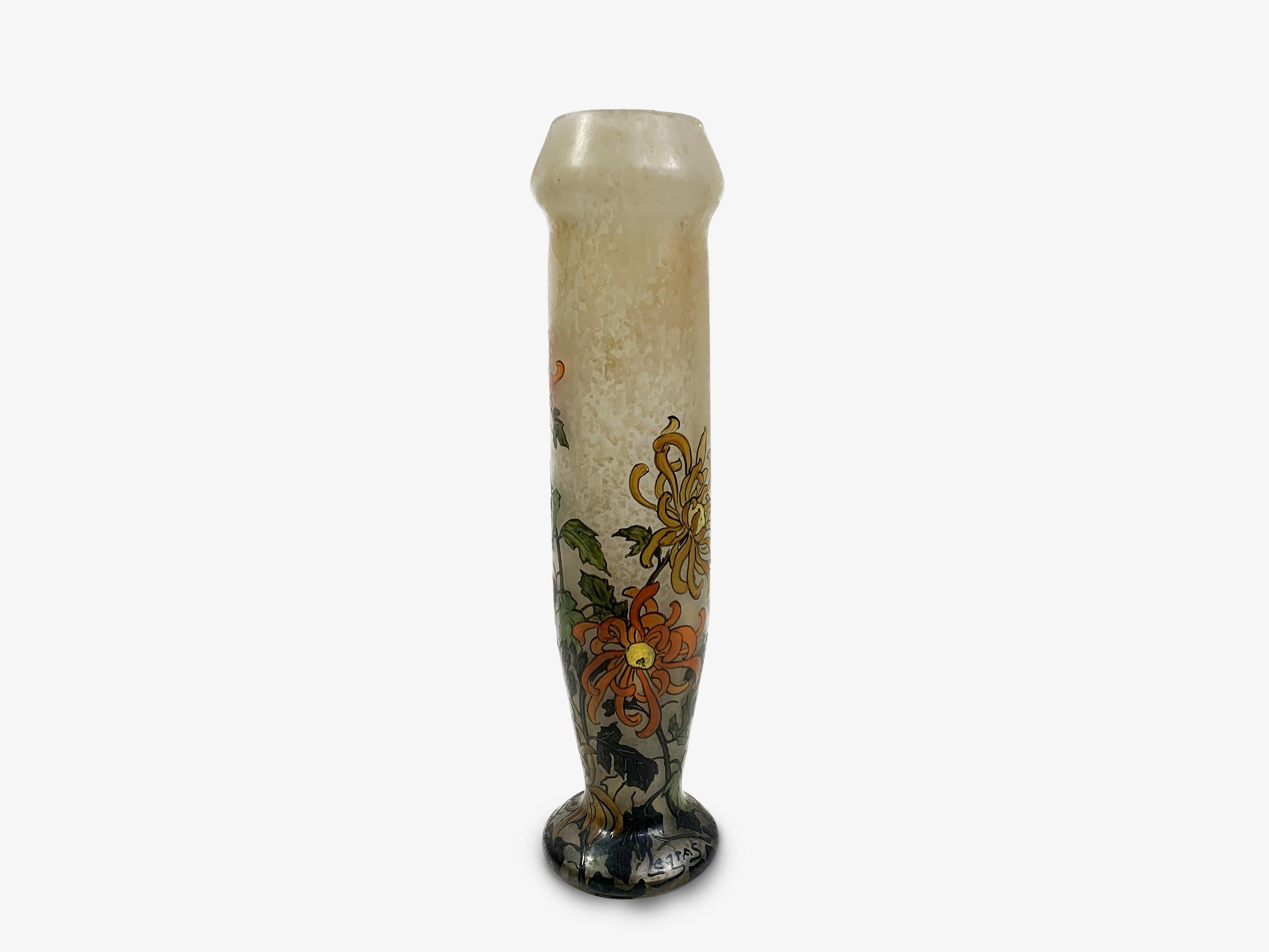 Vase à fleurs émaillé Art nouveau signé par François Théodore Legras, l'un des maîtres verriers de la période Art nouveau.
Le vase, peint à la main et représentant des fleurs d'aster encerclant sa surface, illustre à la fois l'art de