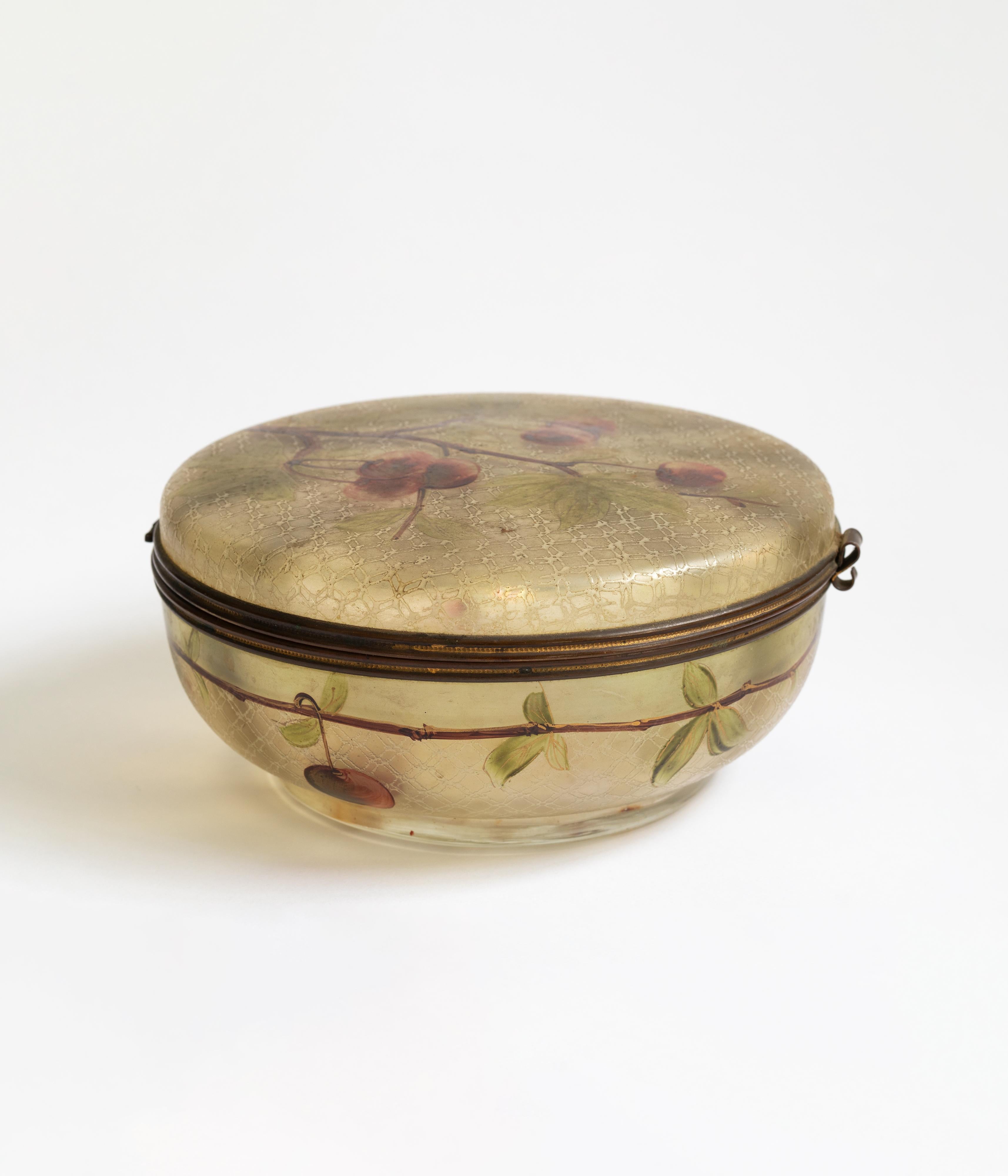 Peint à la main Boîte à bijoux Art Nouveau en verre émaillé, années 1900 en vente