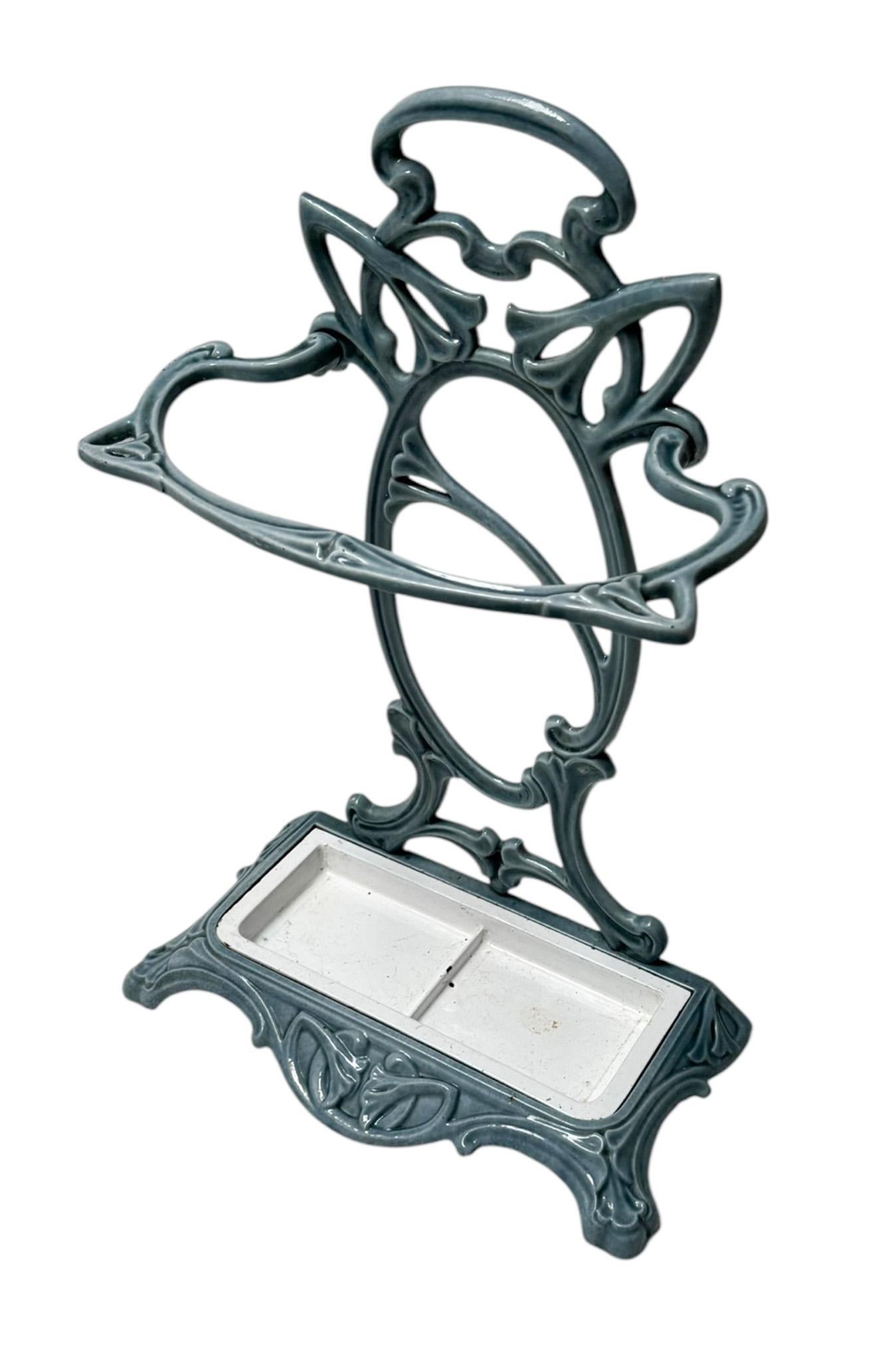 Superbe et élégant porte-parapluies Art nouveau.
Un design français saisissant des années 1900.
Cadre en fer émaillé bleu clair avec égouttoir en fer émaillé blanc d'origine.
Ce magnifique porte-parapluies Art Nouveau est en très bon état d'origine,