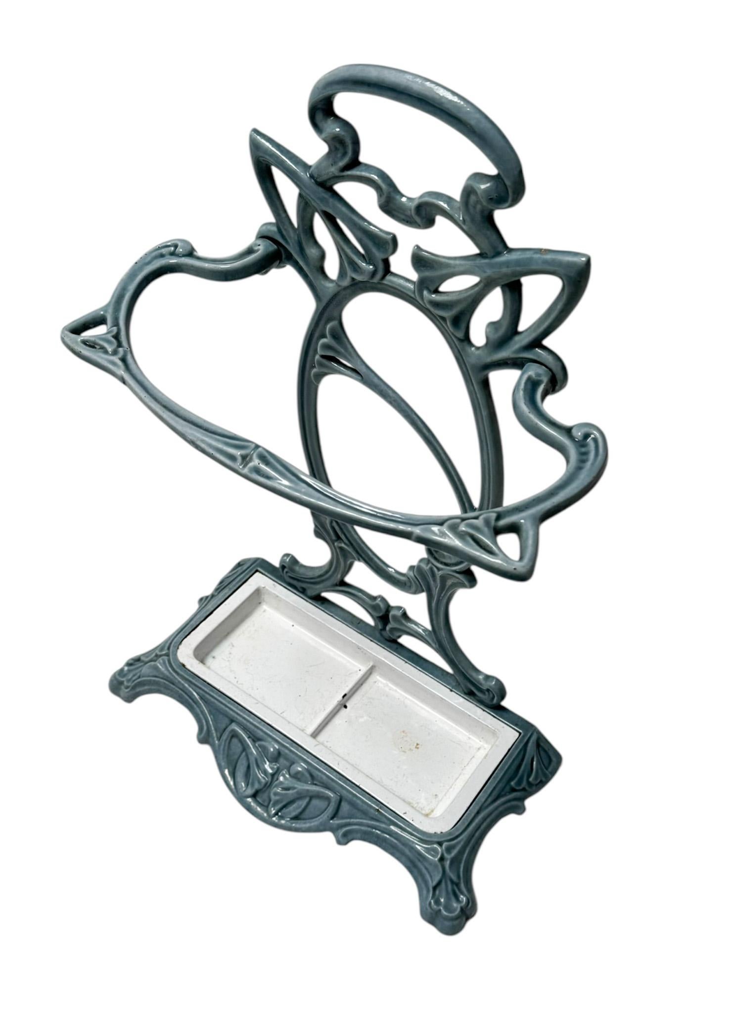Français Porte-parapluie en fer émaillé Art Nouveau, années 1900 en vente