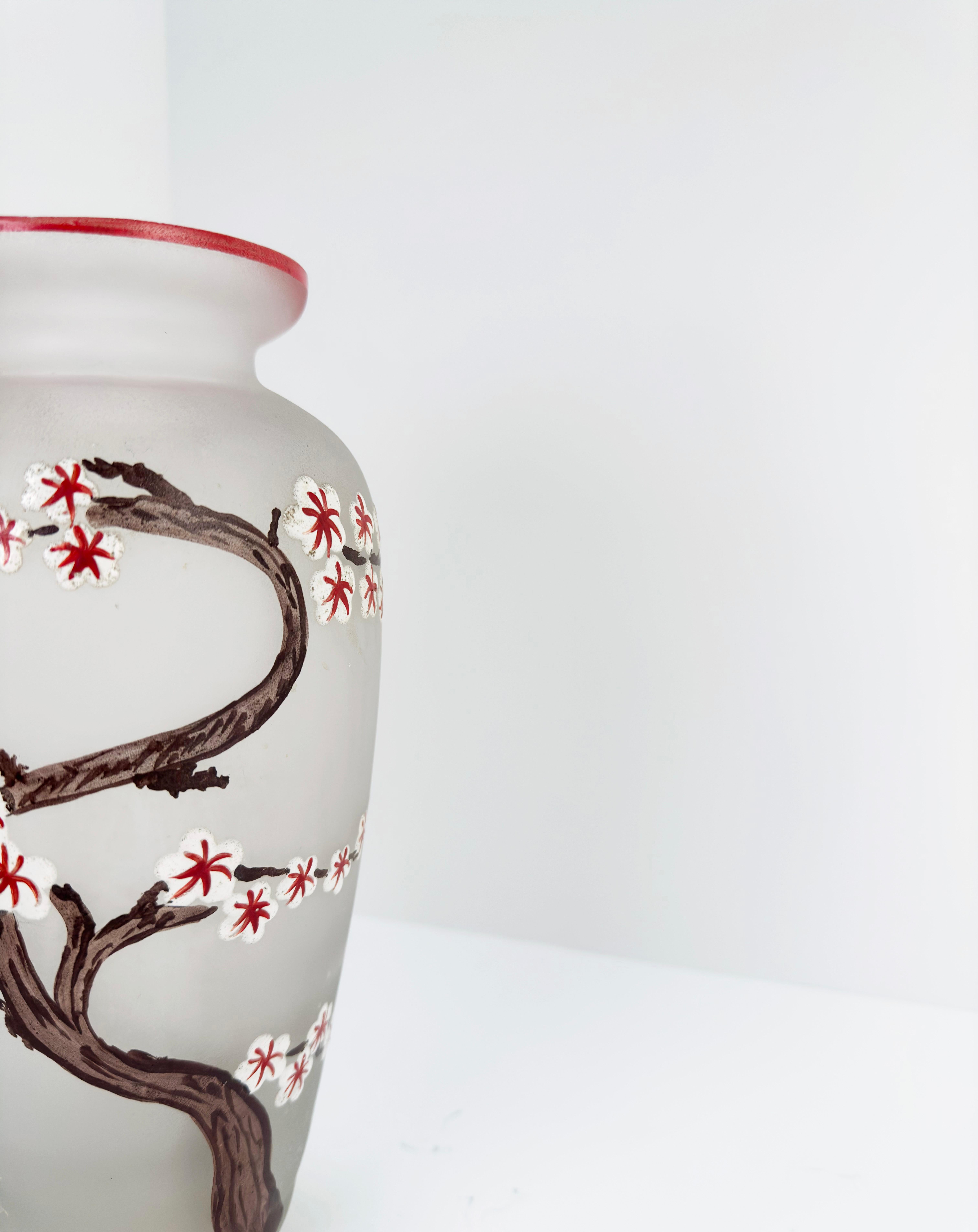 Peint à la main Vase en verre Art Nouveau - Blossom de cerisier japonais émaillé  en vente