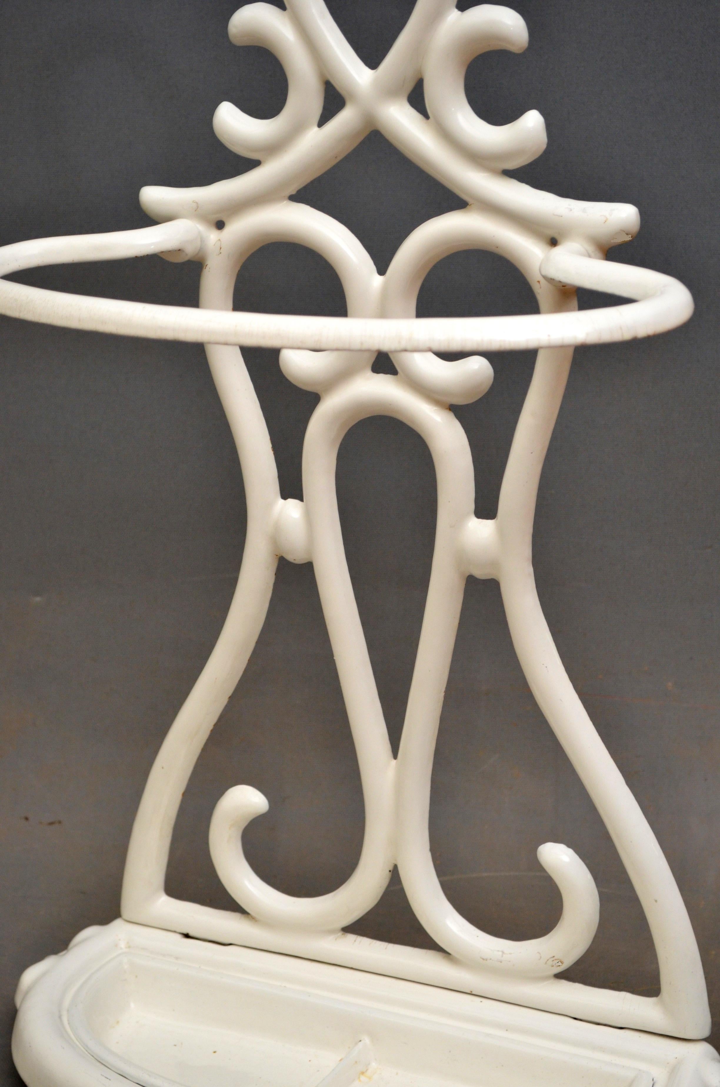 K088   Elegante portaombrelli francese in ghisa Art Nouveau dal design organico, con vassoio di raccolta originale e smalto bianco originale, tutto in condizioni pronte per la casa. Nessuna crepa, rottura o riparazione. 1900
H29