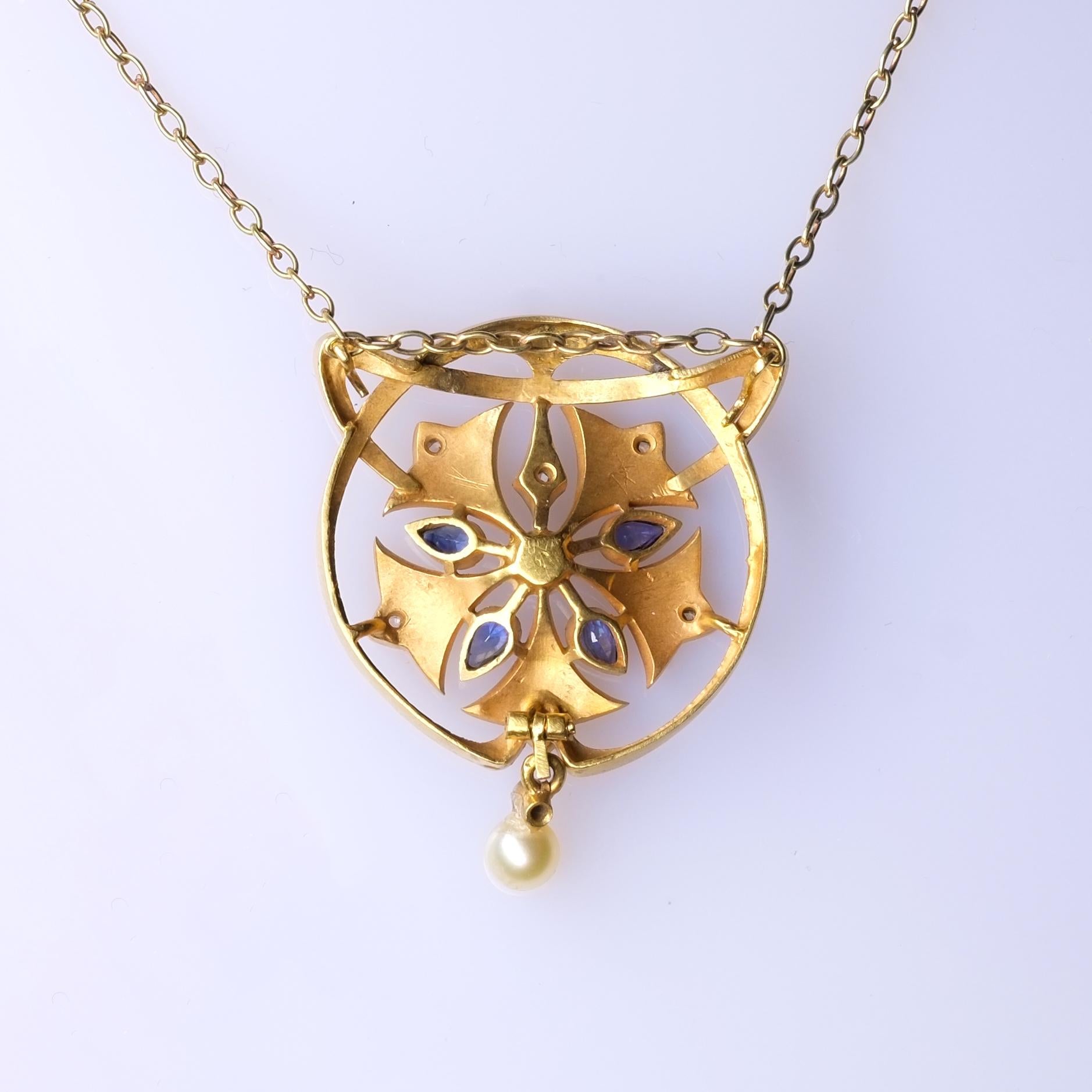 PENDENTIF ART NOUVEAU AVEC ÉMAUX
Magnifique pendentif Art Nouveau en or 18ct finement décoré d'émail, de saphirs, de diamants taillés en rose et de perles.

Points forts
- Or 18ct
- Saphirs, diamants taillés en rose et perles

Mesures
- Longueur