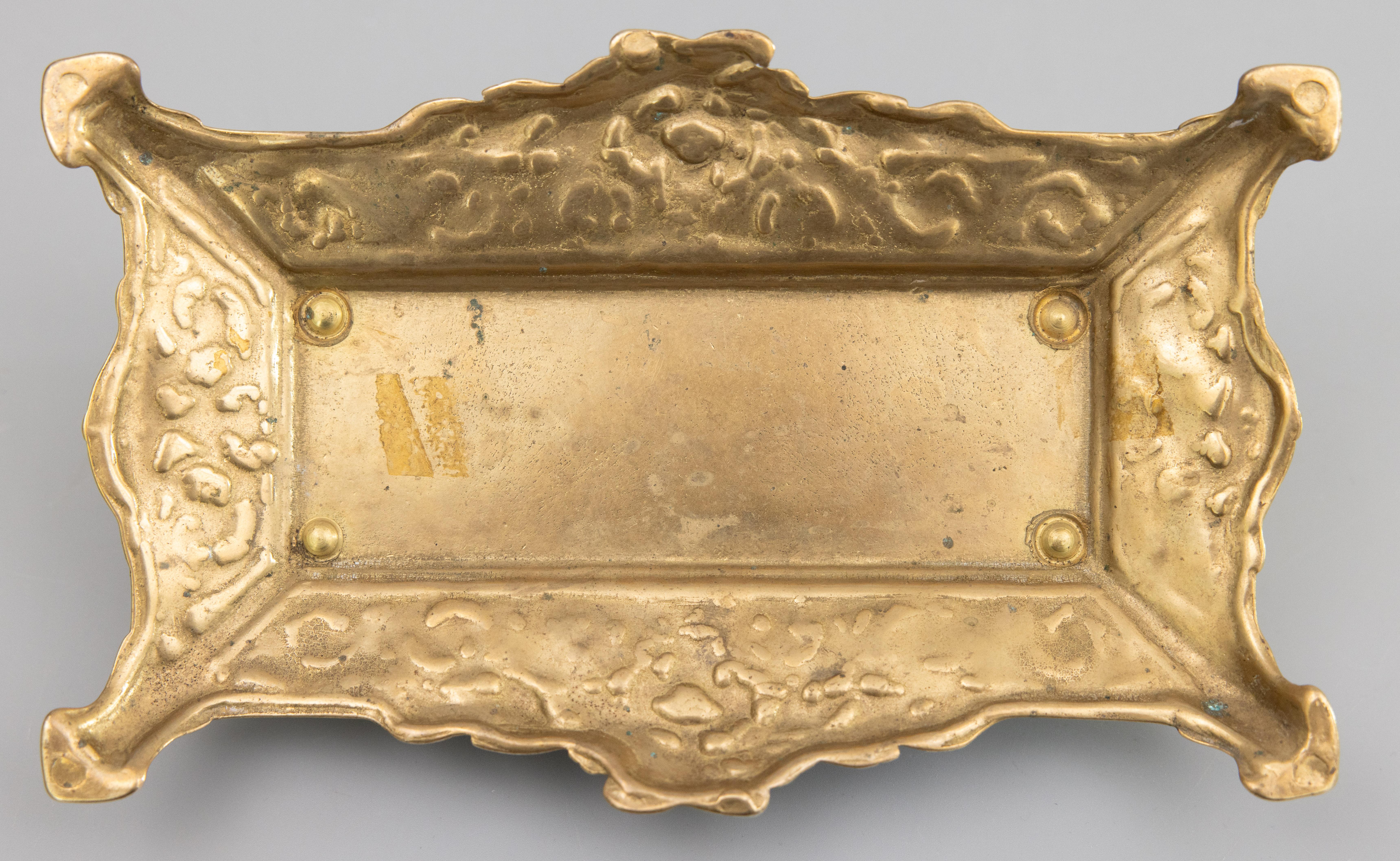 Art Nouveau English Brass Footed Stamp Box, circa 1920 For Sale 1