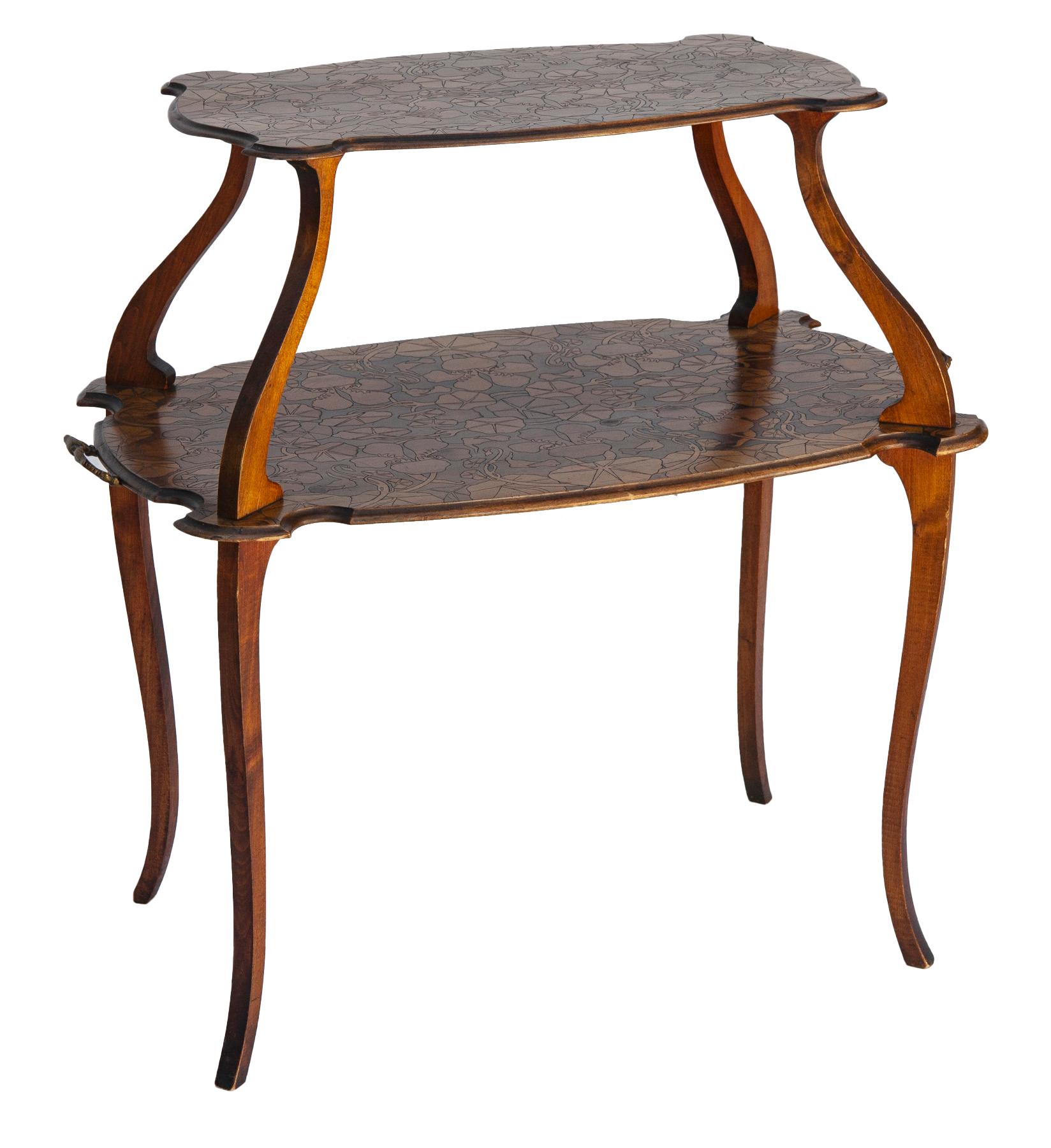 
Rare et importante table à thé Art Nouveau française avec deux étagères galbées.
Gravé de pétales et de feuilles de nénuphars.
Poignées décoratives en bronze. 


