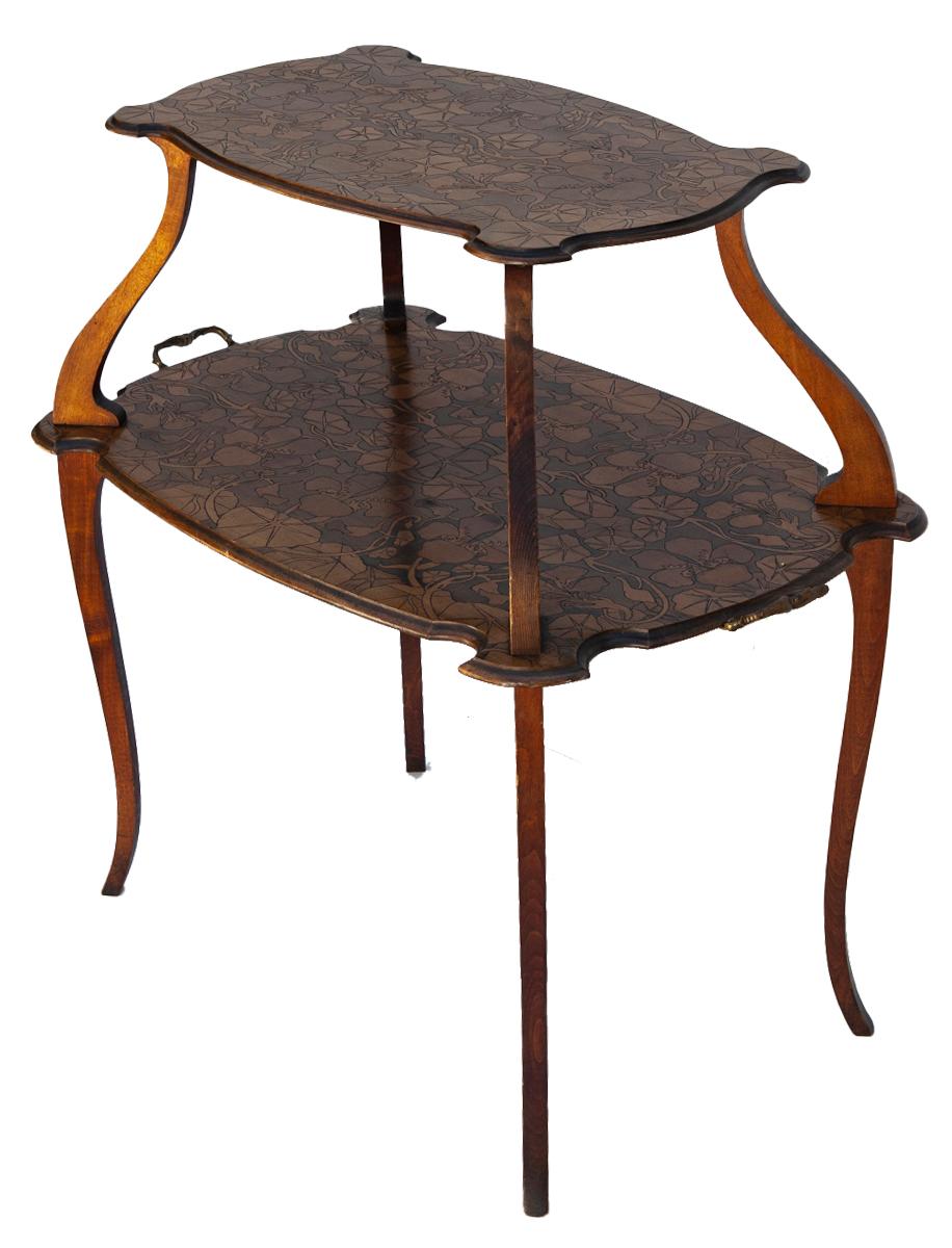 Français Table à thé gravée Art Nouveau en vente