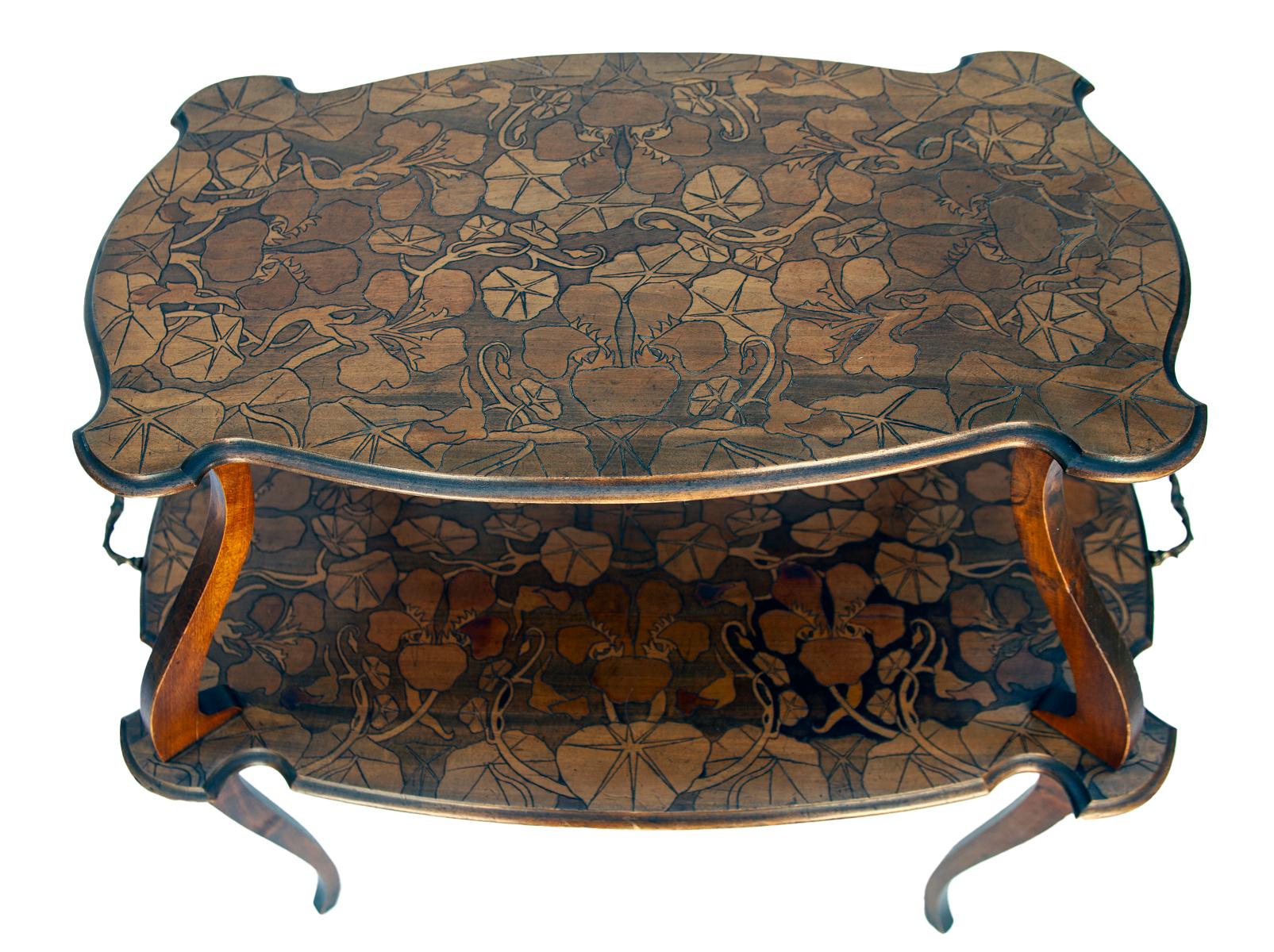 Gravé Table à thé gravée Art Nouveau en vente