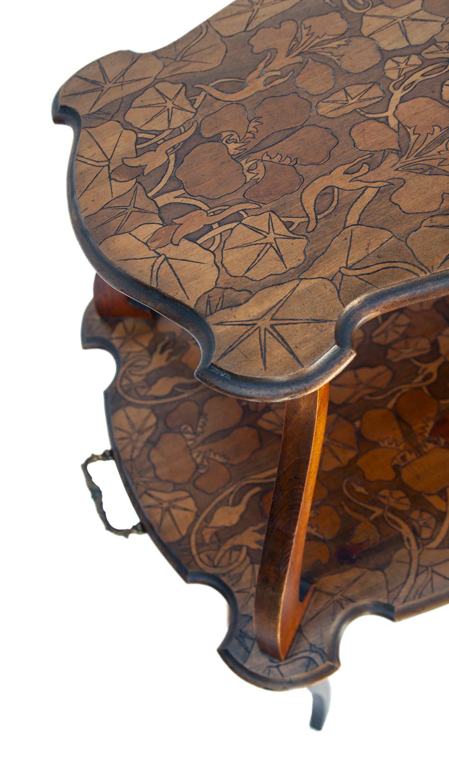Table à thé gravée Art Nouveau Bon état - En vente à Malibu, CA