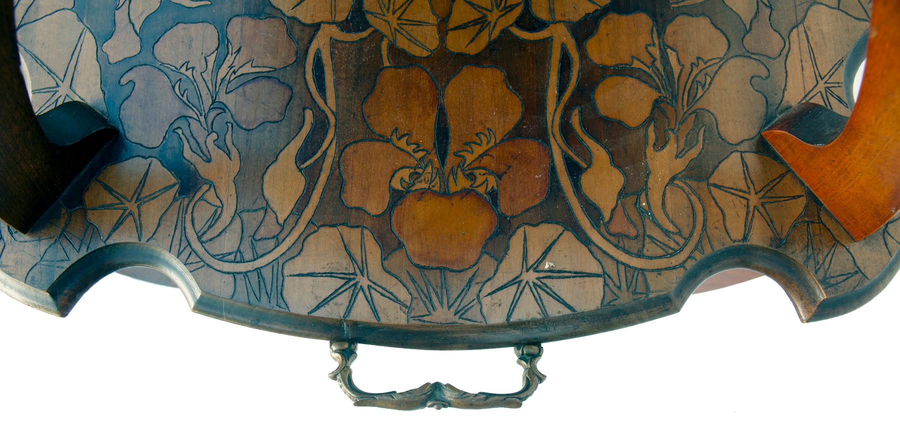XIXe siècle Table à thé gravée Art Nouveau en vente