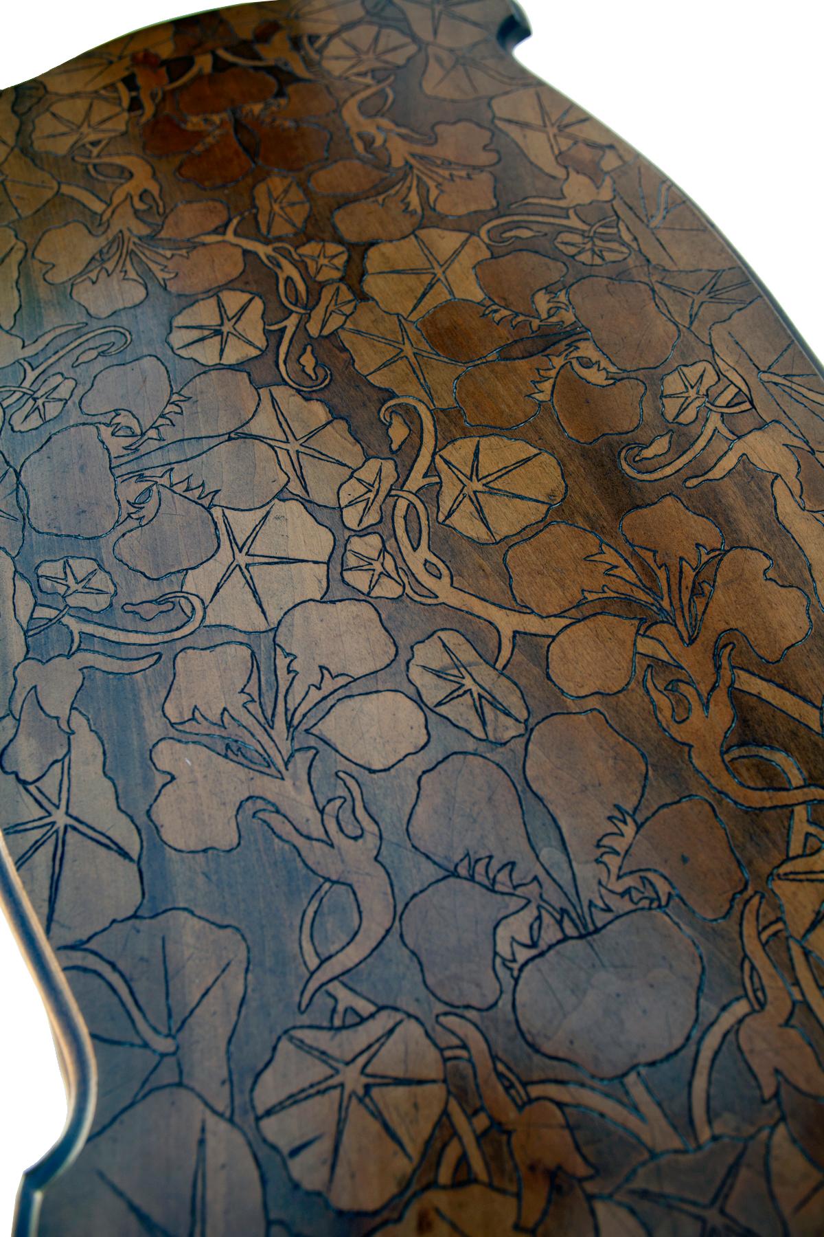 Bois de feuillus Table à thé gravée Art Nouveau en vente
