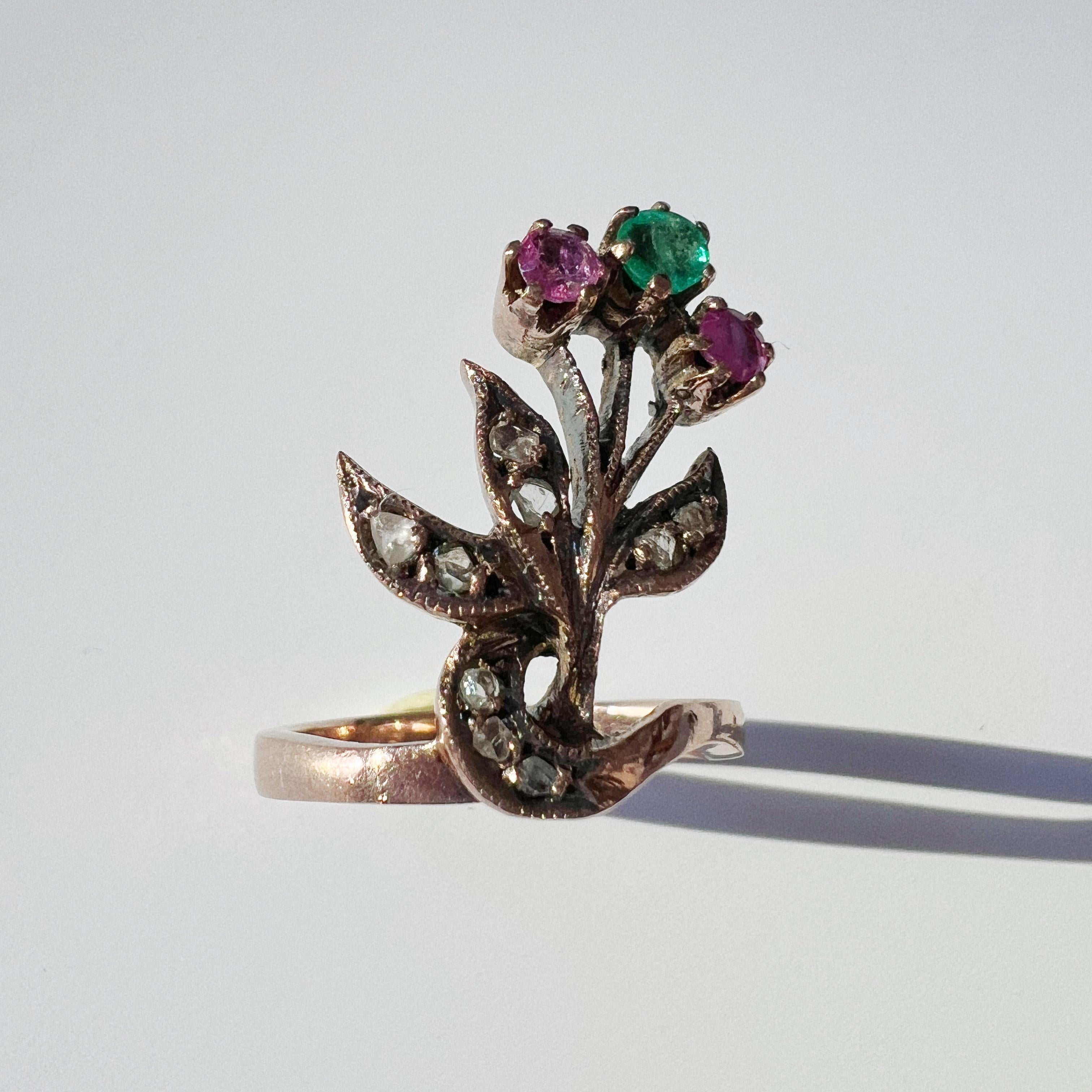 Art Nouveau Ära 9K Gold Diamant Rubin Smaragd Blume Ring (Art nouveau)