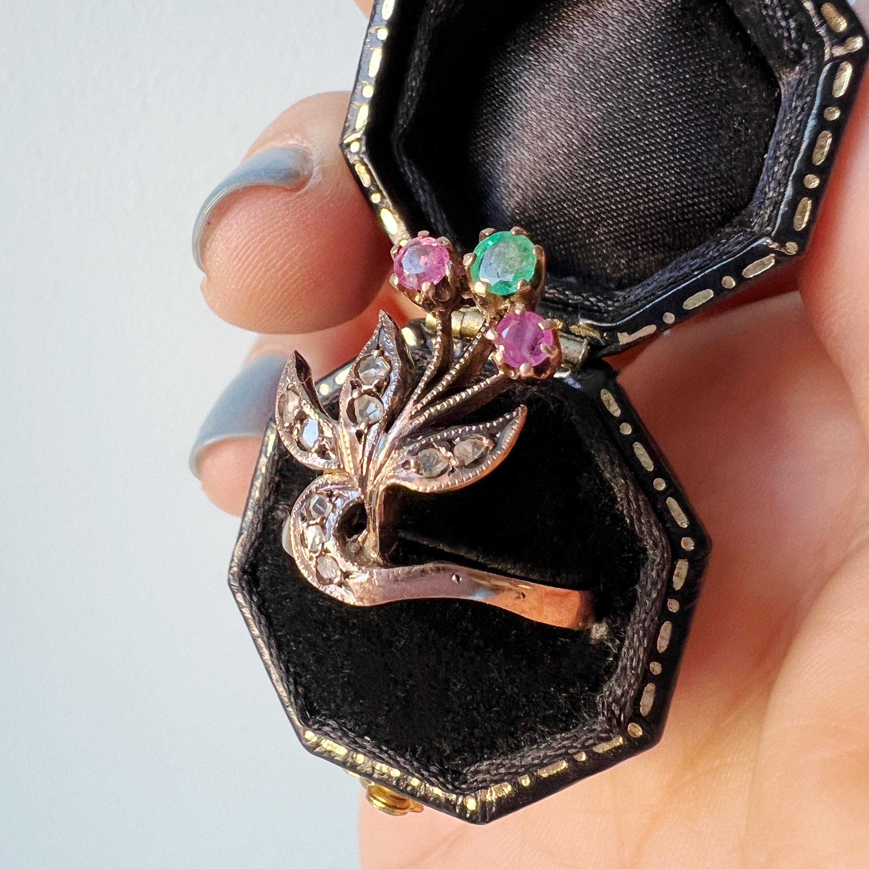Art Nouveau Ära 9K Gold Diamant Rubin Smaragd Blume Ring (Smaragdschliff)
