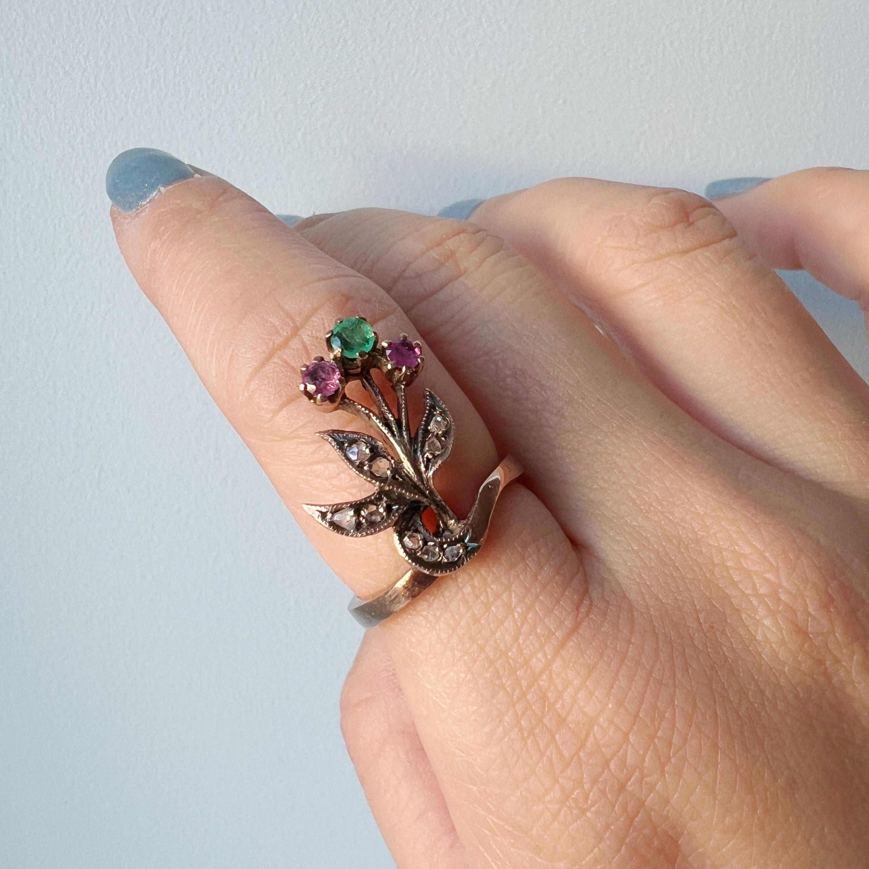Art Nouveau Ära 9K Gold Diamant Rubin Smaragd Blume Ring im Zustand „Gut“ in Versailles, FR
