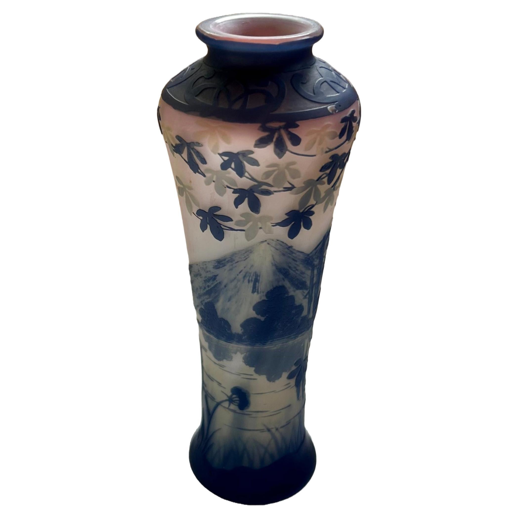 Dies ist eine exquisite, zierliche Kamee-Glasvase aus dem frühen 20. Jahrhundert, handgeätzt mit einem japanischen  inspirierte Szene mit entfernten Bergen, einem See und herabfallenden Weidenzweigen, Blumen und Schilf im Vordergrund. Wunderschöne