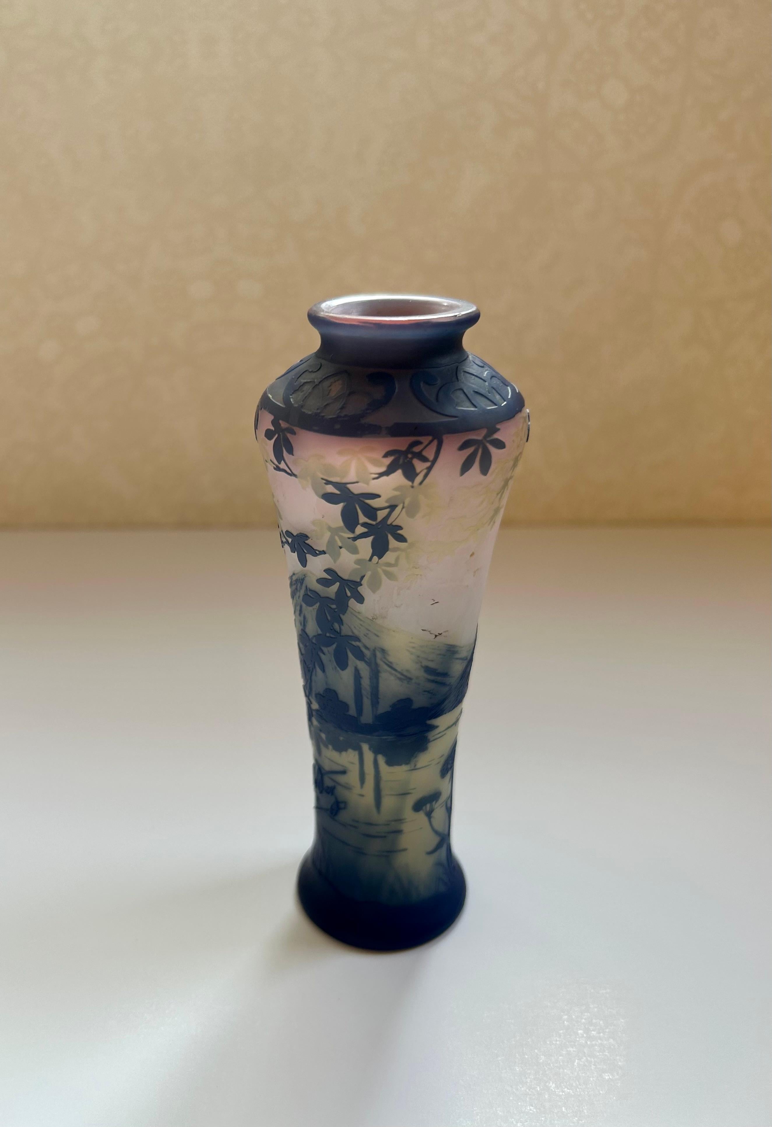 Jugendstil Kamee-Vase aus geätztem Glas signiert Devez im Zustand „Gut“ im Angebot in Toronto, CA