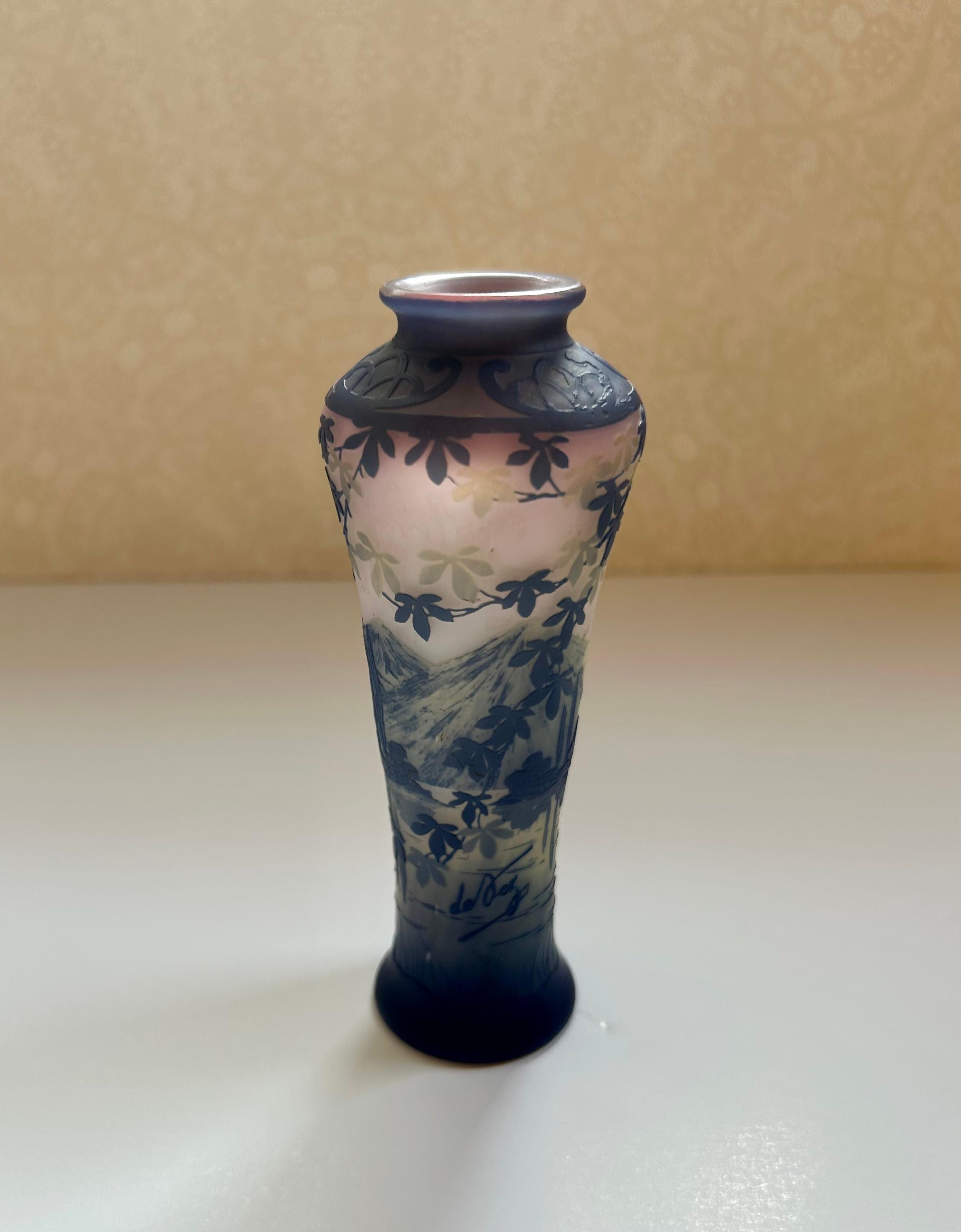 Jugendstil Kamee-Vase aus geätztem Glas signiert Devez (20. Jahrhundert) im Angebot
