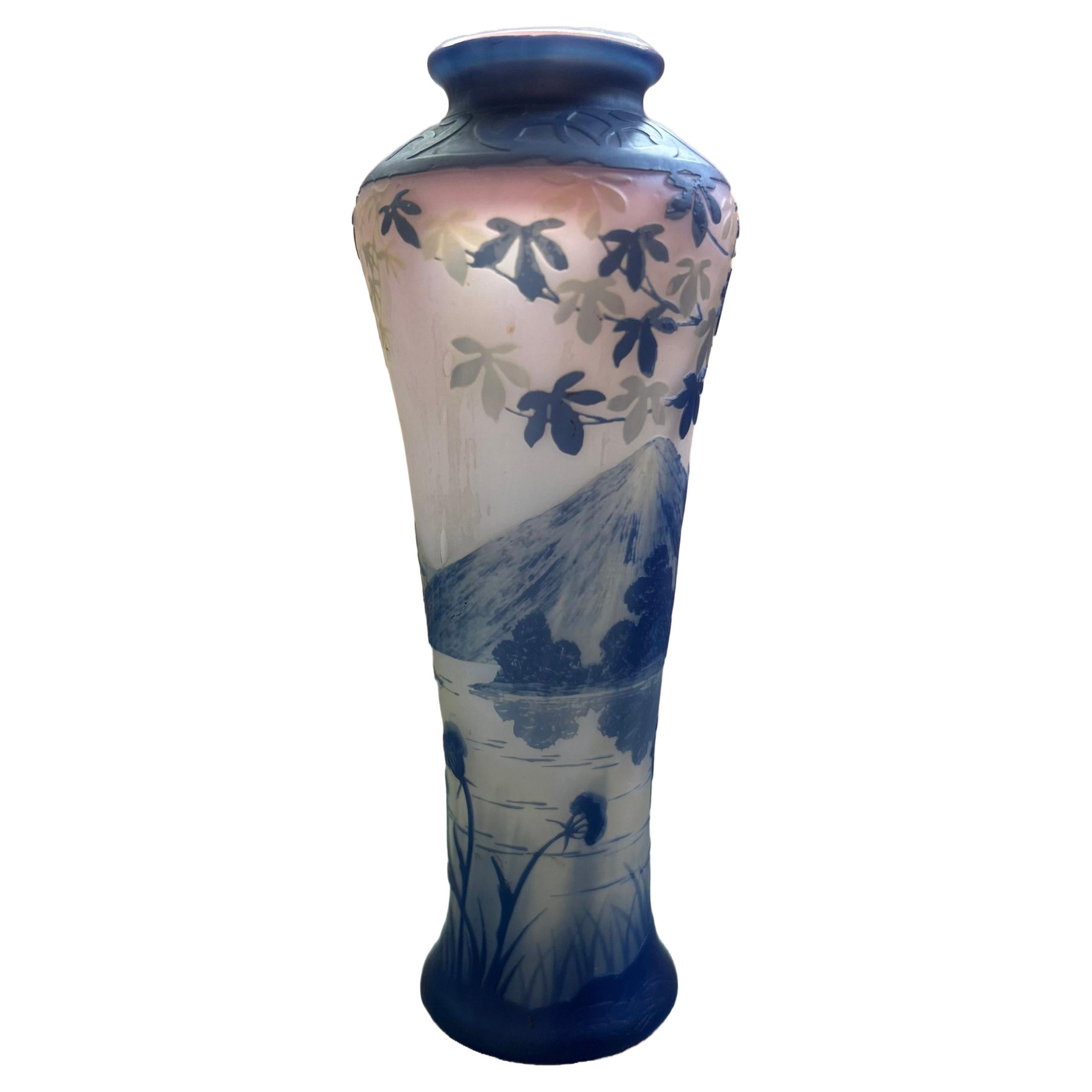 Jugendstil Kamee-Vase aus geätztem Glas signiert Devez
