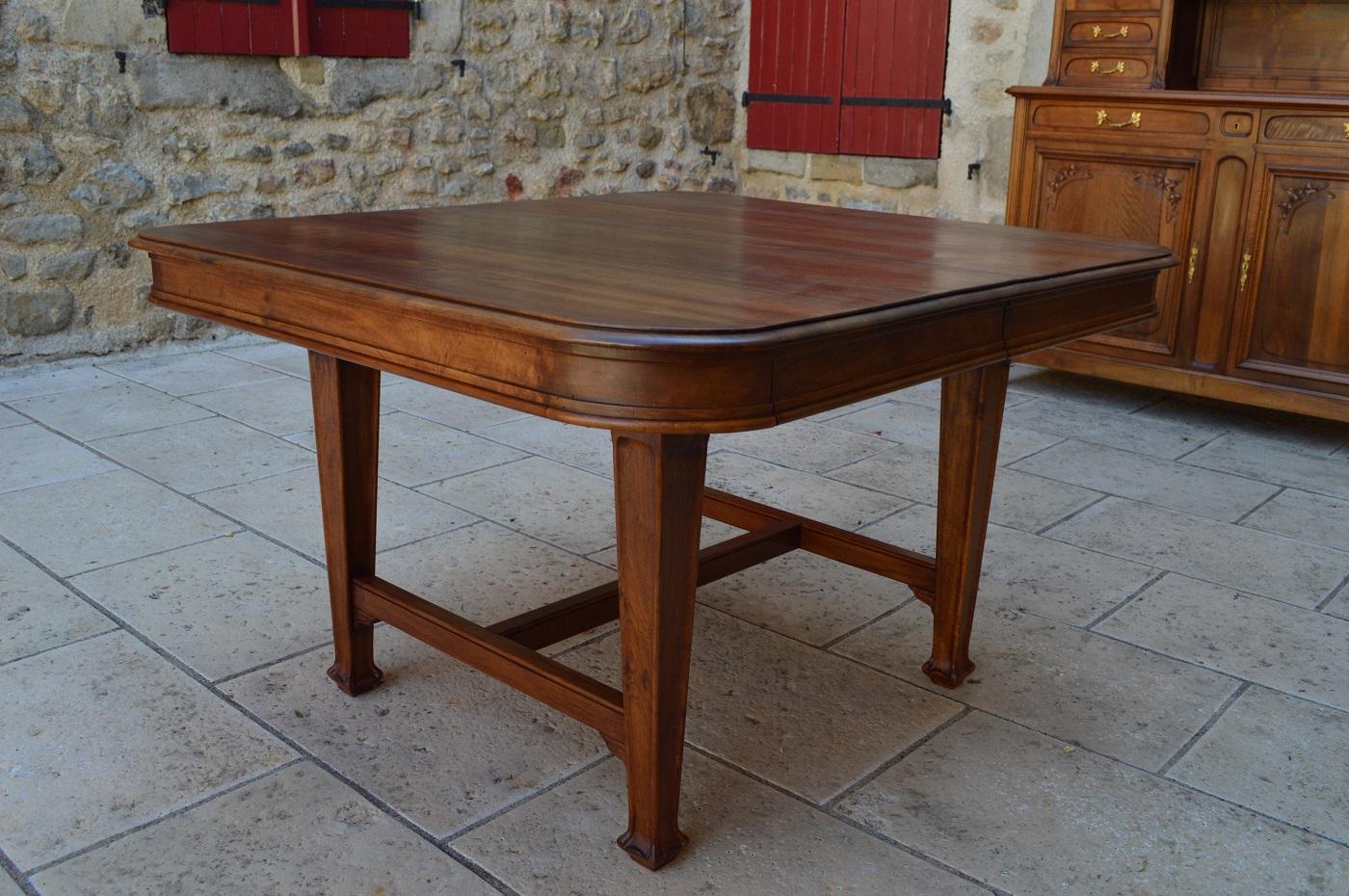 Superb carved solid walnut dining table.
Extensible, sold with its 3 extensions.

Art Nouveau style / 