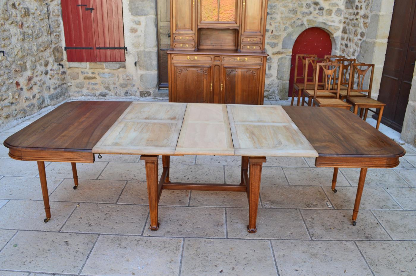 Art Nouveau Extending Dining Table in Carved Walnut, France, Circa 1900 In Good Condition For Sale In VÉZELAY, FR