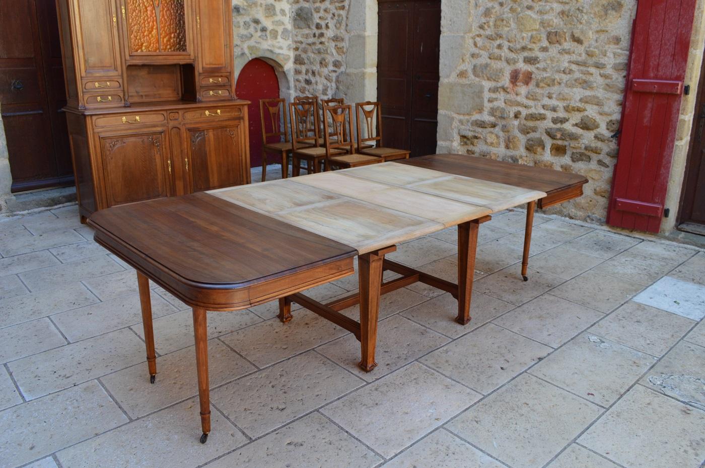 Early 20th Century Art Nouveau Extending Dining Table in Carved Walnut, France, Circa 1900 For Sale