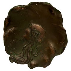 Assiette en cuivre Art Déco Fair Maiden signée du 4 avril 1906