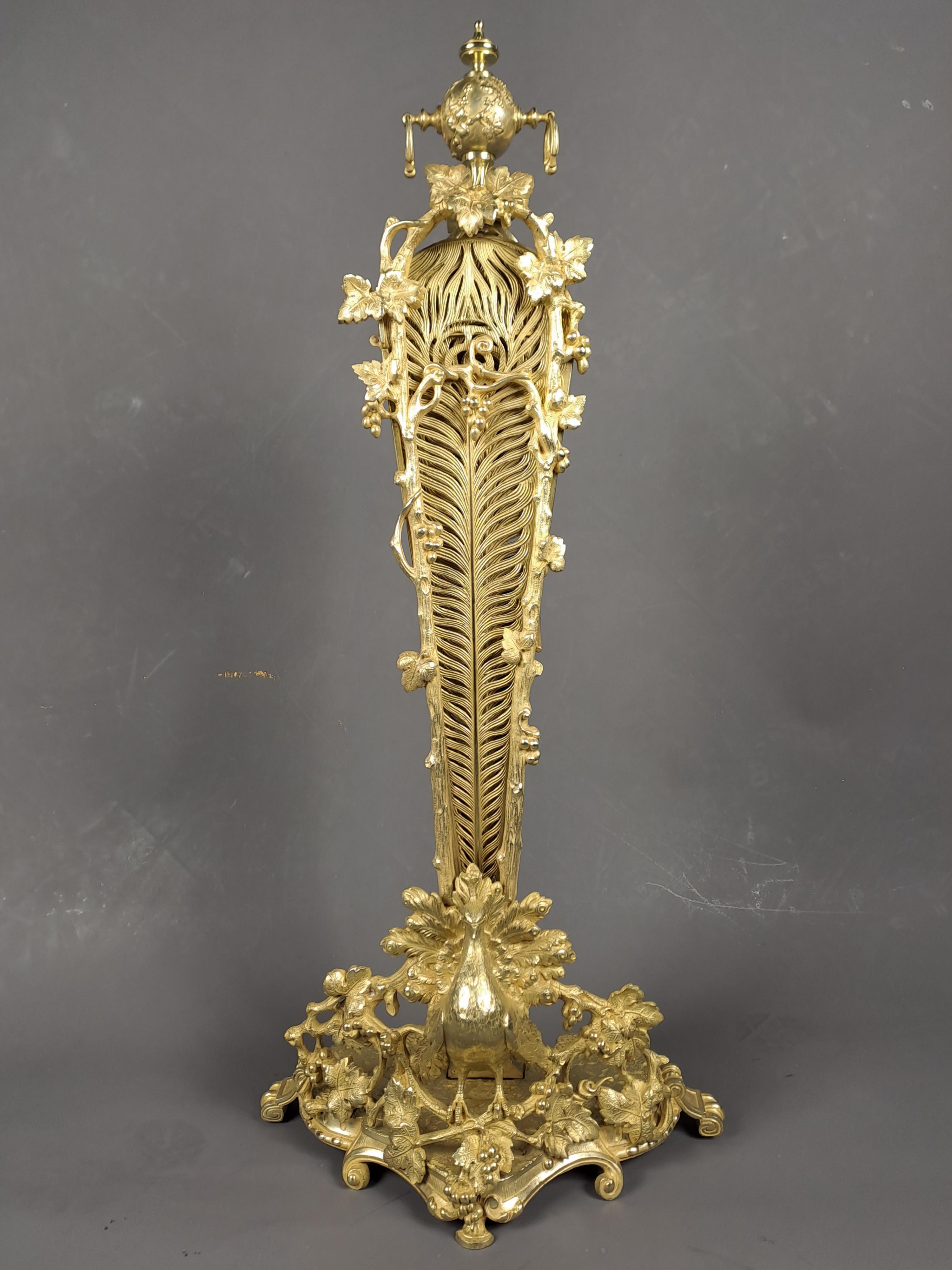 Magnificent and rare gilt bronze fire screen from the art nouveau period depicting a peacock in a decoration of vine branches.
15 blades in the shape of peacock feathers.
Superb work around 1890
Very good condition