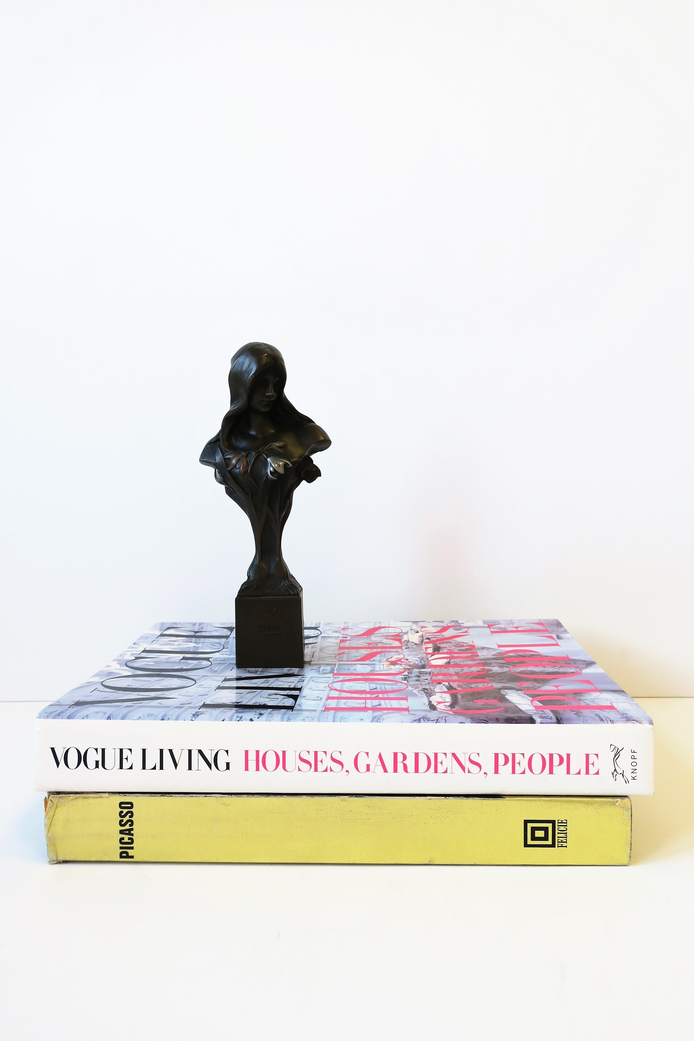 Européen Buste figuratif féminin en bronze Art nouveau de Giovanni Schoeman  en vente