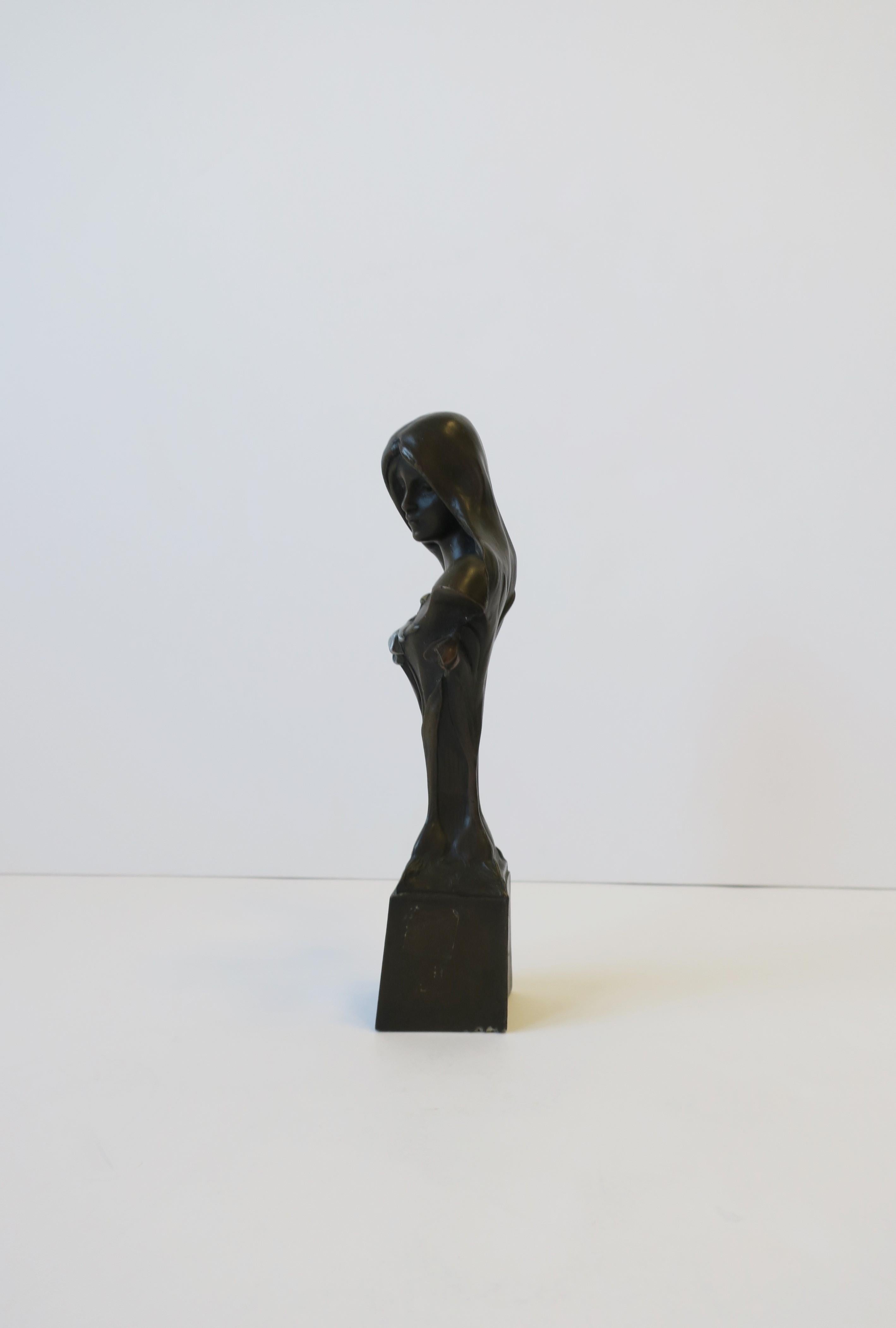 Buste figuratif féminin en bronze Art nouveau de Giovanni Schoeman  en vente 4
