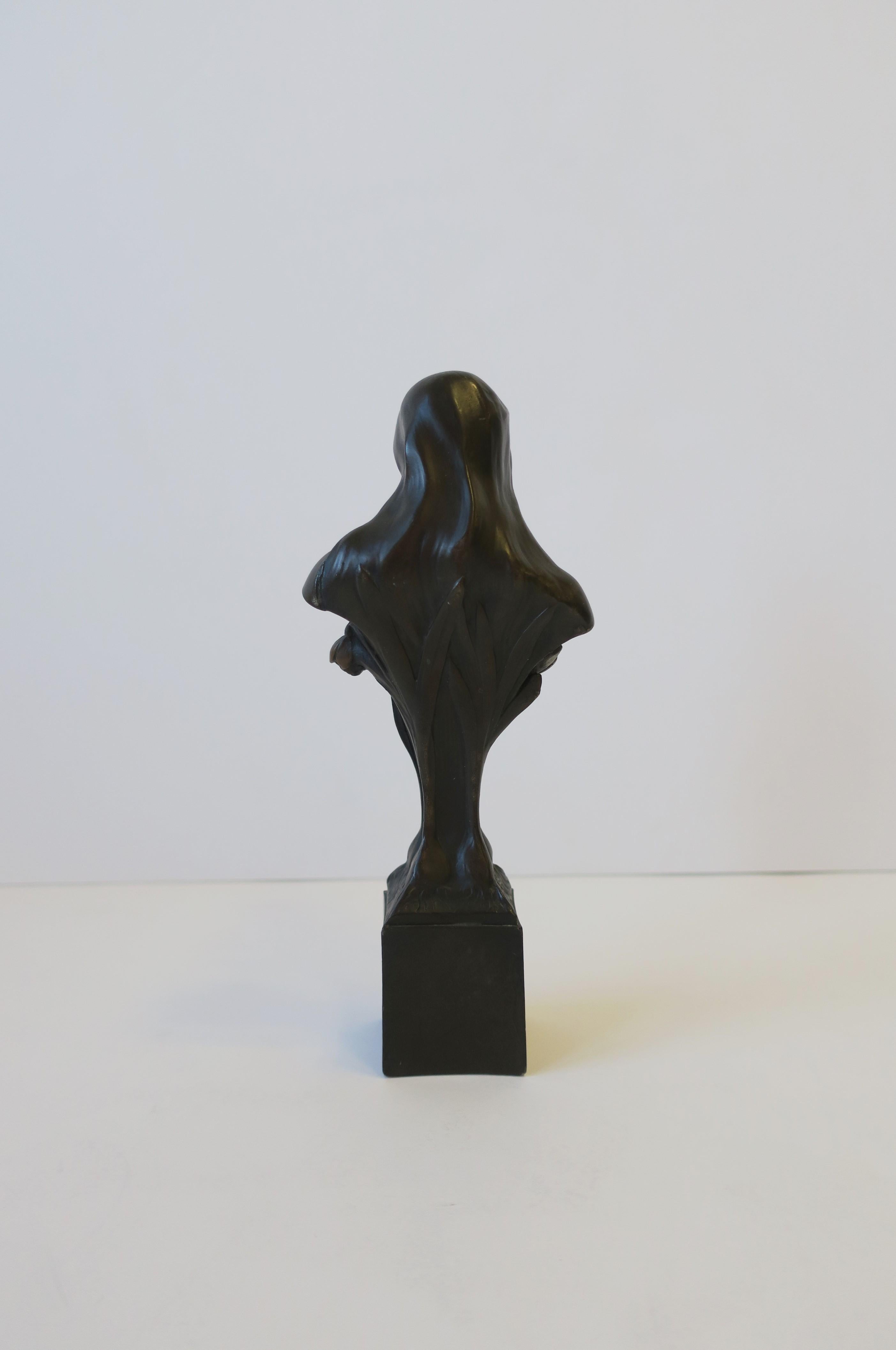 Buste figuratif féminin en bronze Art nouveau de Giovanni Schoeman  en vente 5