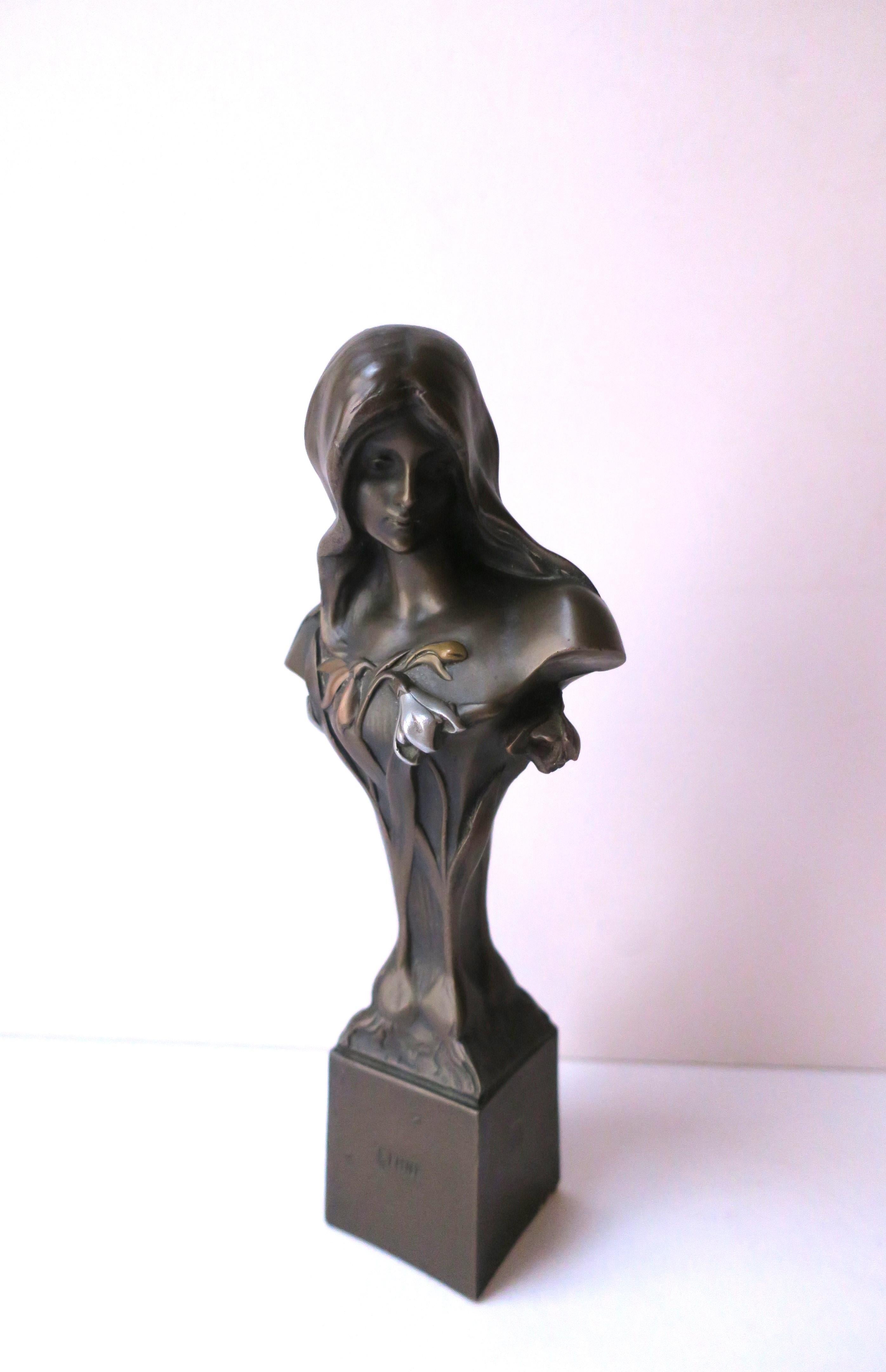 Bronze Buste figuratif féminin en bronze Art nouveau de Giovanni Schoeman  en vente