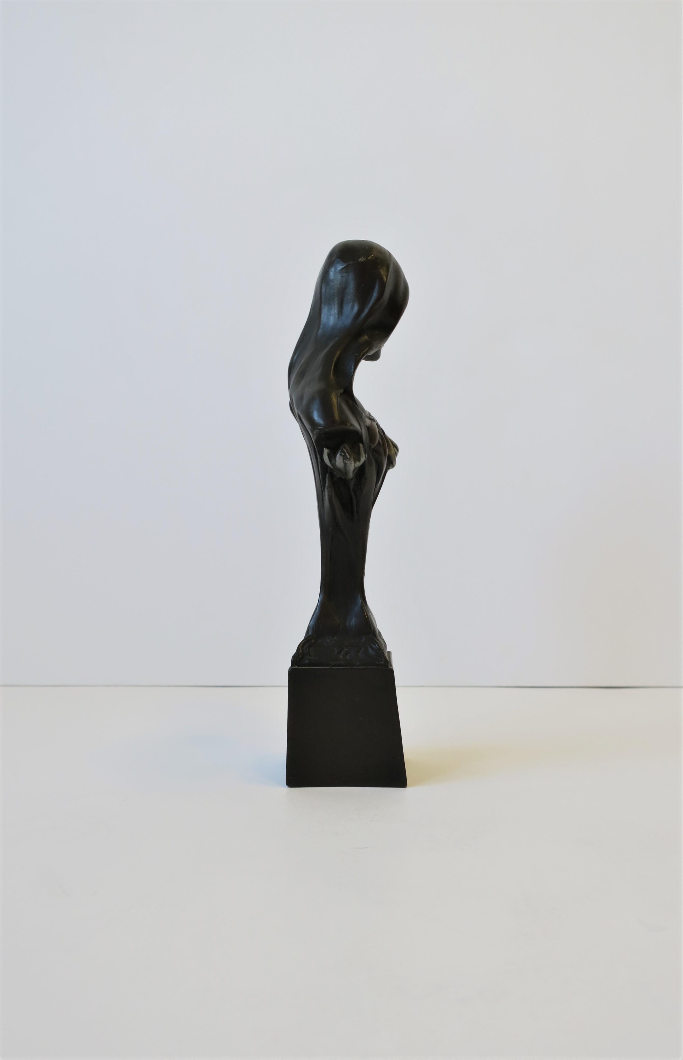 Buste figuratif féminin en bronze Art nouveau de Giovanni Schoeman  en vente 6