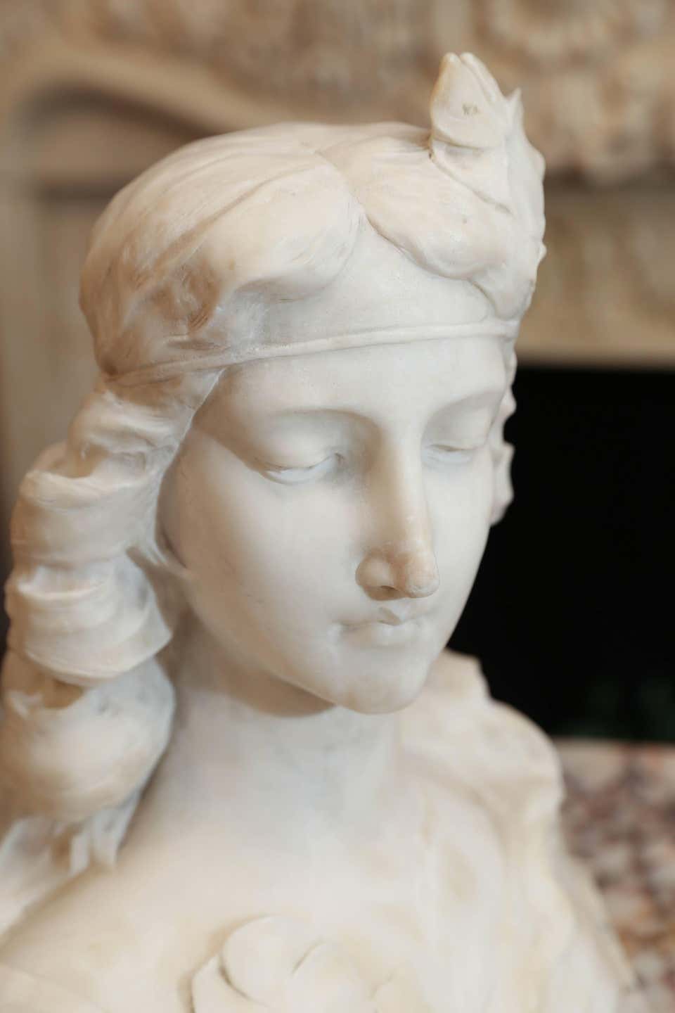 Art Nouveau Female Bust Carved in Carrara Marble In Excellent Condition For Sale In Houston, TX