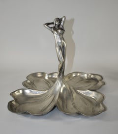 Figure féminine Art Nouveau en étain avec plat quadruple par le designer Albert Mayer