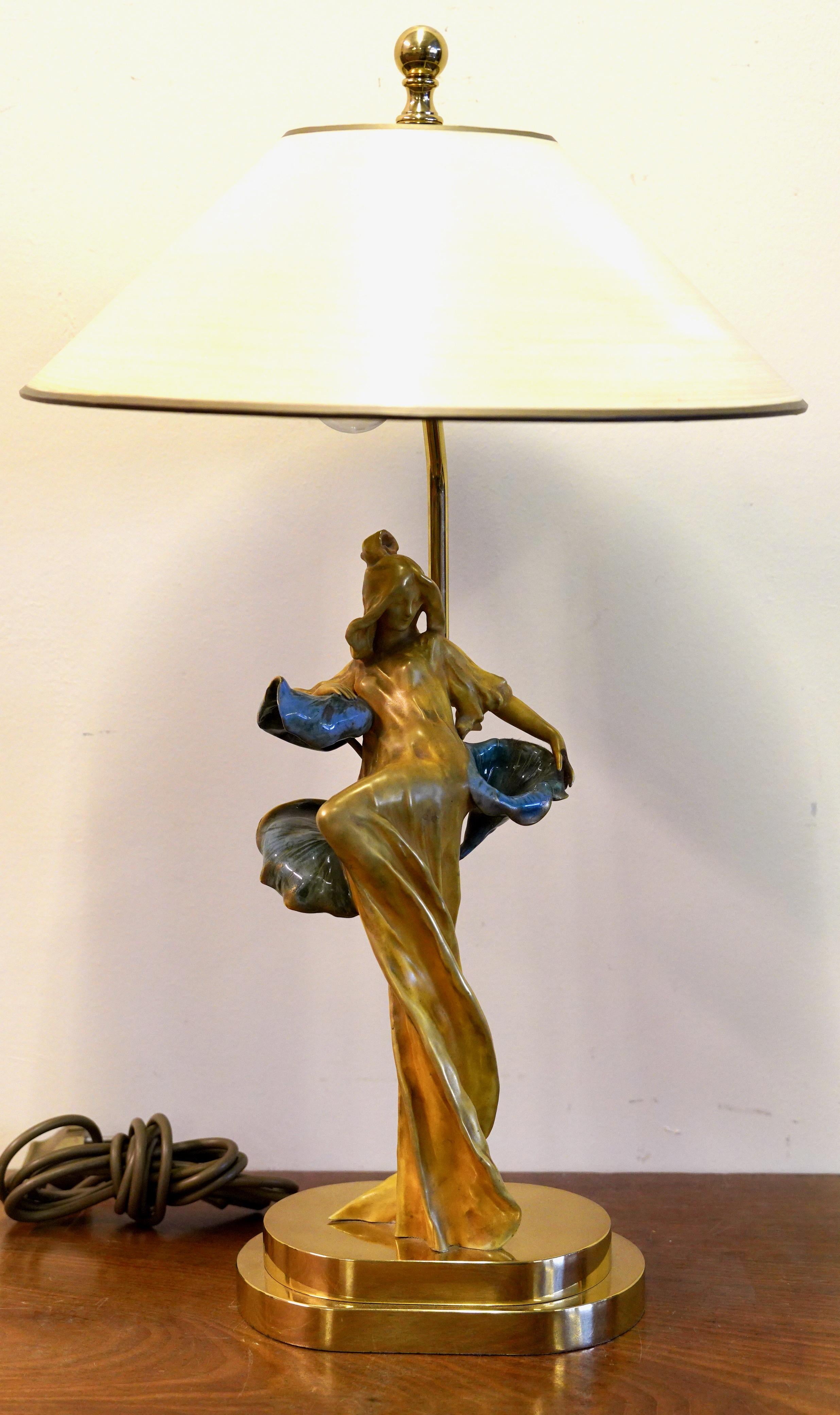 Lampe de table à figure Art Nouveau, fin du 20e siècle

Cette gracieuse lampe de table de la fin du XXe siècle est ornée d'une figure féminine décorative de style Art nouveau, réalisée en plastique ou en matériau similaire à la céramique