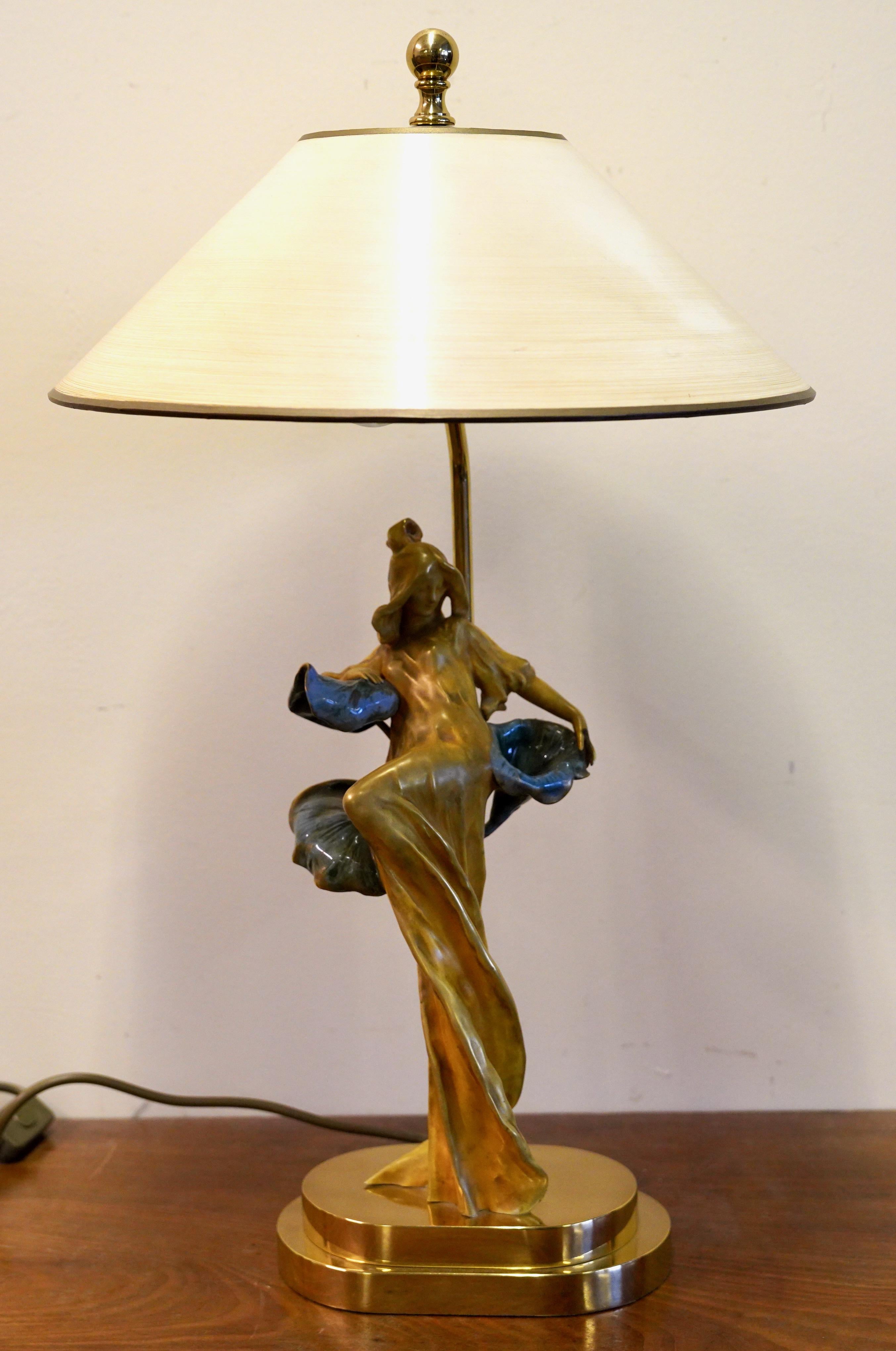 Art nouveau Lampe de table Art Nouveau représentant une femme avec des cloches bleues, fin du 20e siècle en vente