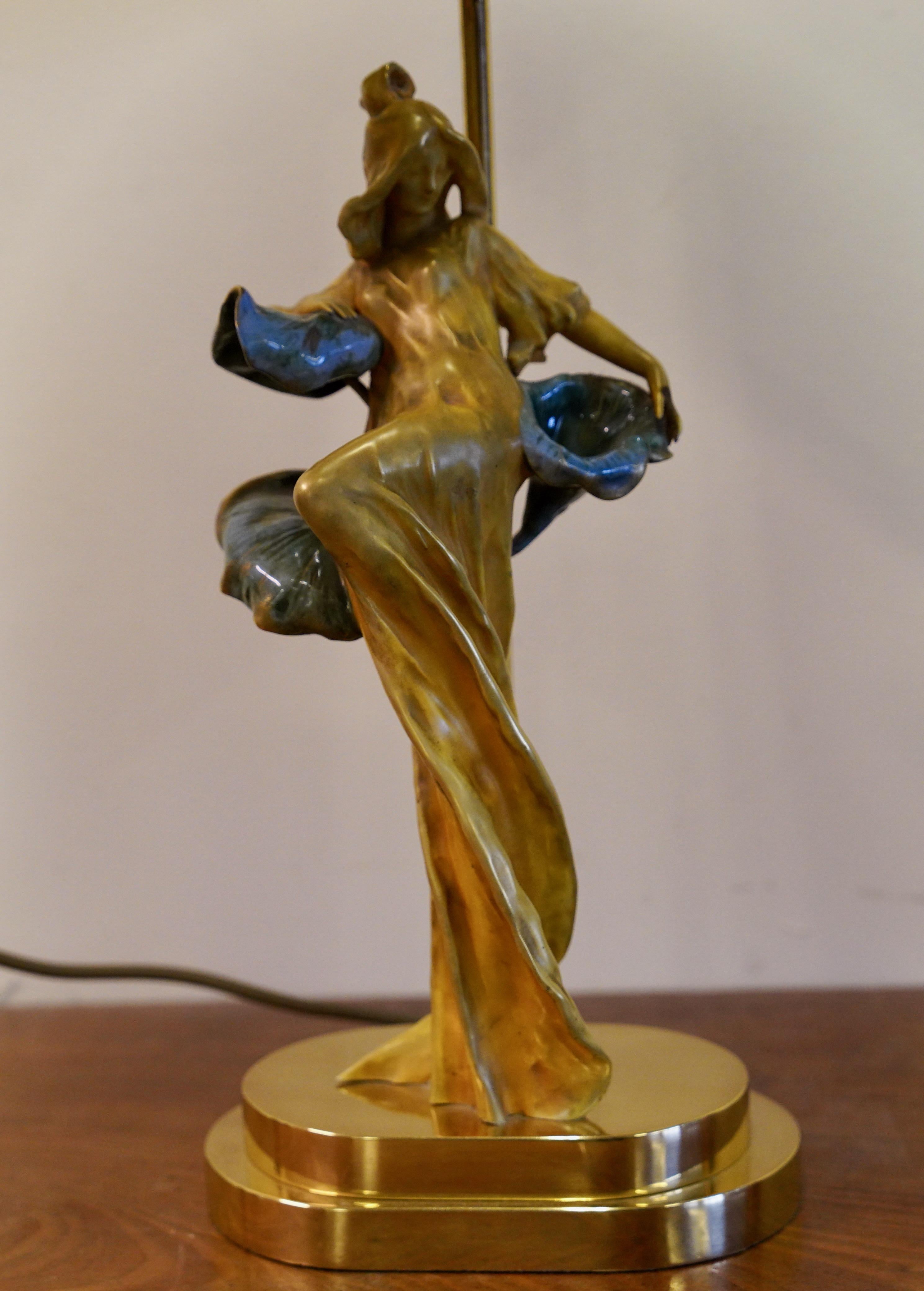 Lampe de table Art Nouveau représentant une femme avec des cloches bleues, fin du 20e siècle Bon état - En vente à Berlin, DE