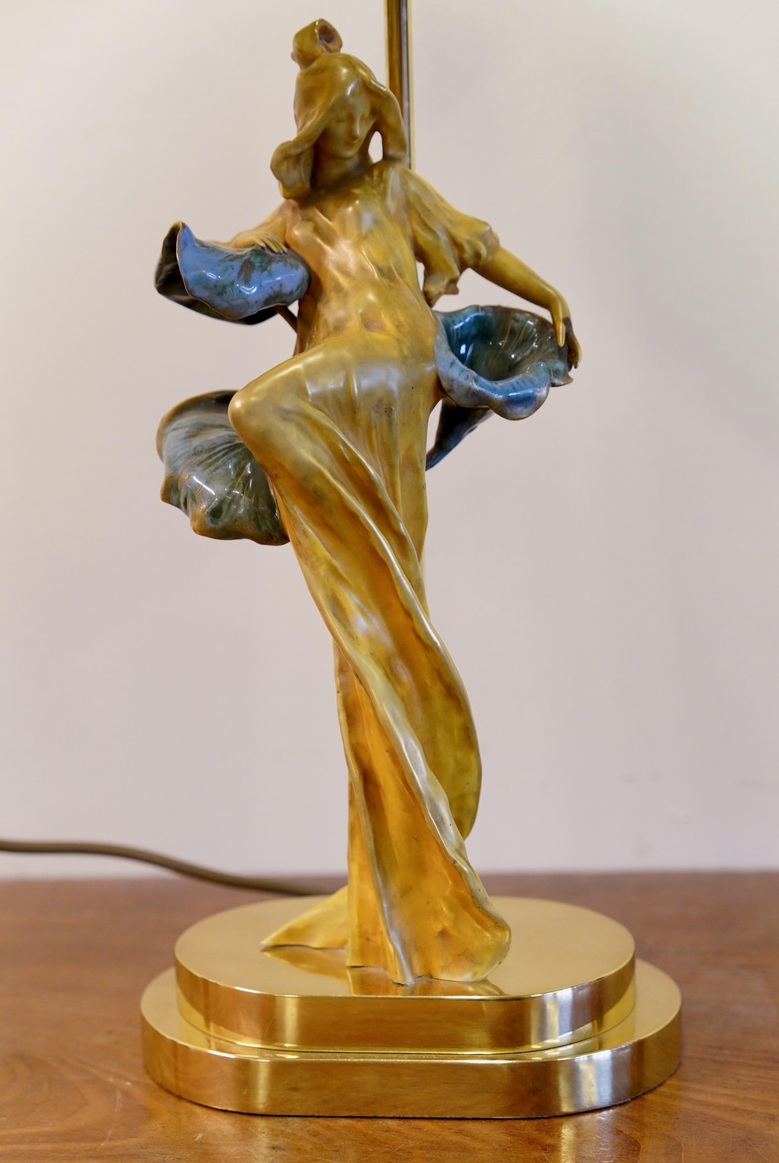 20ième siècle Lampe de table Art Nouveau représentant une femme avec des cloches bleues, fin du 20e siècle en vente